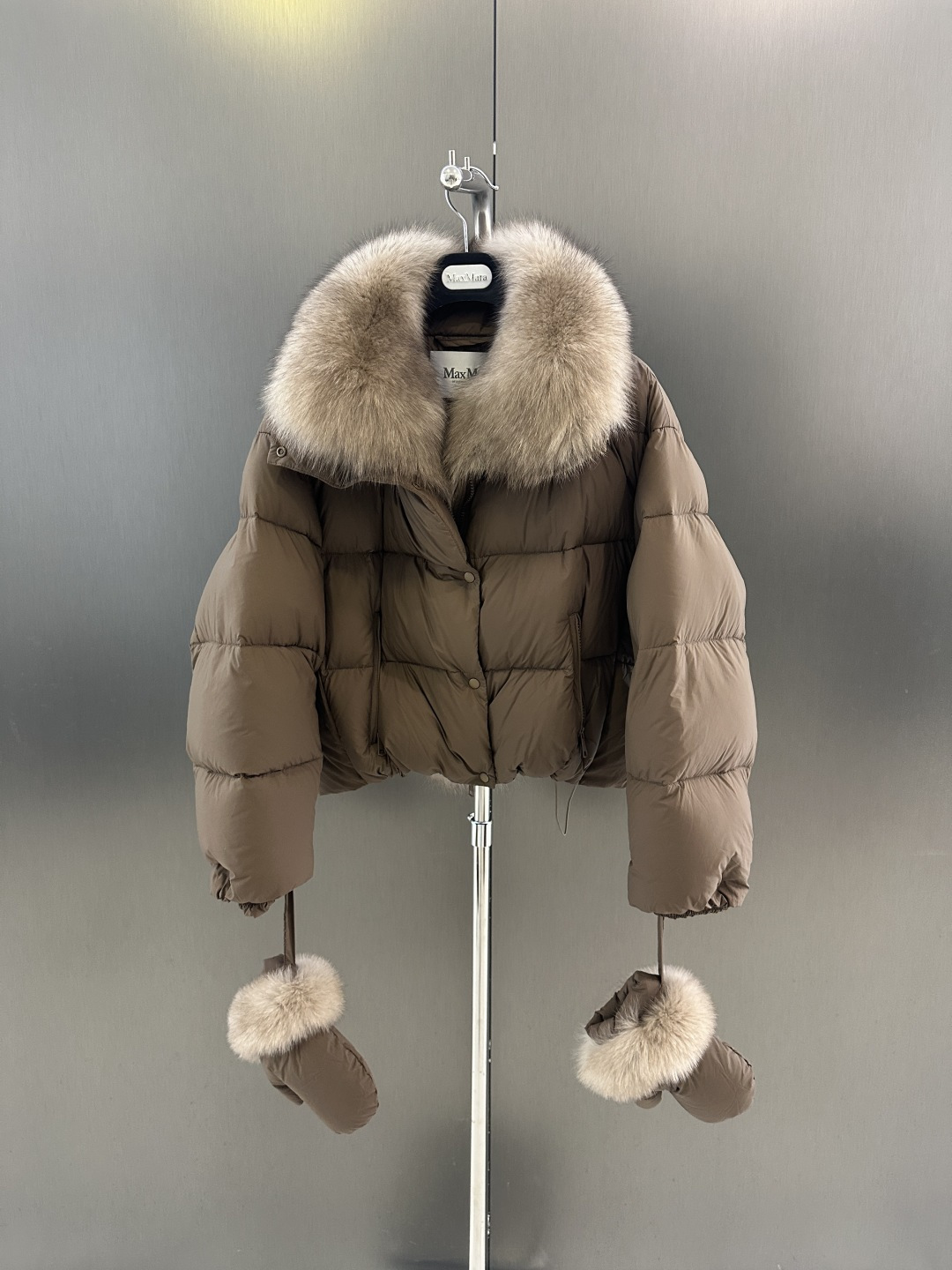 NO:661987,Maxmara's new autumn and winter high-quality goose down jacket, with imported Finnish fox fur, goose down filling inside, high-end fashion, simple and elegant, paired with gloves of the same color SML (length 56, bust 120, size m), Maxmara-clothing, gloves,  19860909Maxmara 秋冬新款高品质鹅绒服  搭配进口芬兰狐狸毛 内里鹅绒填充 高级时尚 简约大气 搭配同色系手套 SML（衣长56,胸围120,码数m）,麦丝玛拉-服装,gloves, ,Women's clothing