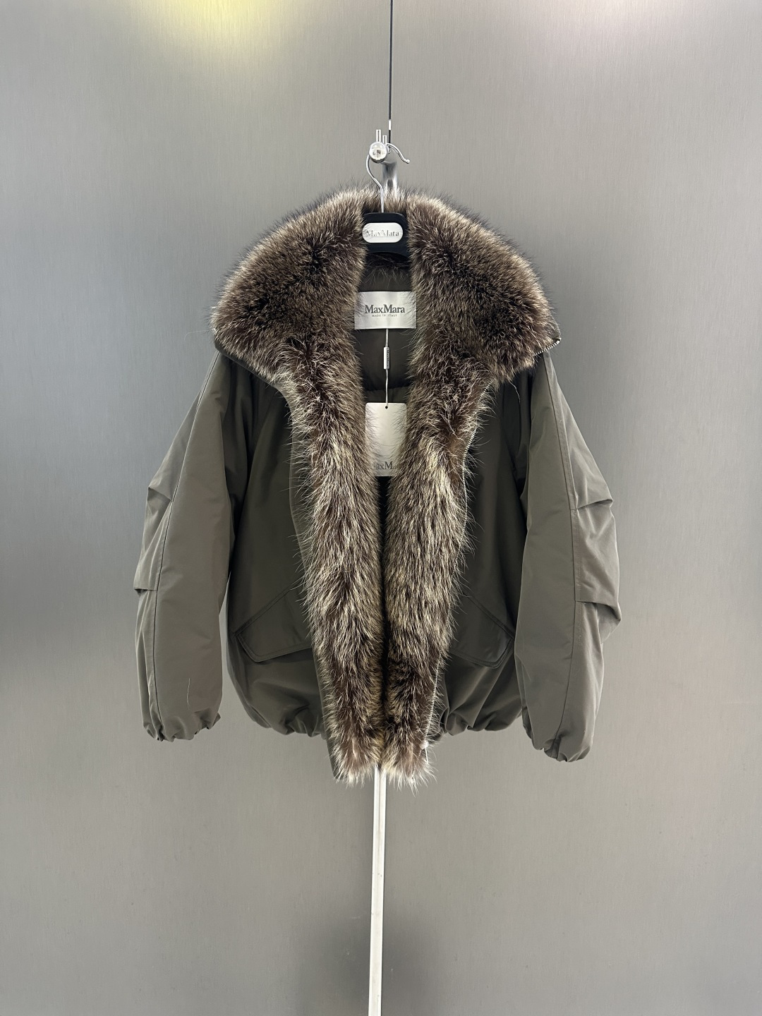 NO:676758,Maxmara new high-quality goose down jacket for autumn and winter, with imported raccoon fur collar, goose down filling inside, simple and fashionable, one piece for winter SML (length 66, bust 126, size m), Maxmara-clothing,19860909Maxmara 秋冬新款高品质鹅绒服 搭配进口小浣熊毛毛领 内里鹅绒填充 简约时尚 一件过冬 SML（衣长66,胸围126,码数m）,麦丝玛拉-服装,,Women's clothing