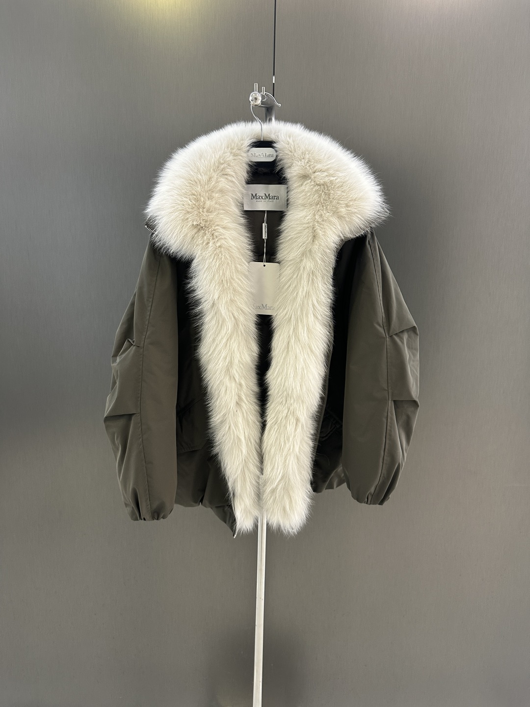 NO:676761,Maxmara new high-quality goose down jacket for autumn and winter, with imported oversized fox fur collar, goose down filling inside, simple and fashionable, one piece for winter SML (length 66, bust 126, size m), Maxmara-clothing,19860909Maxmara 秋冬新款高品质鹅绒服 搭配进口超大狐狸毛毛领 内里鹅绒填充 简约时尚 一件过冬 SML（衣长66,胸围126,码数m）,麦丝玛拉-服装,,Women's clothing