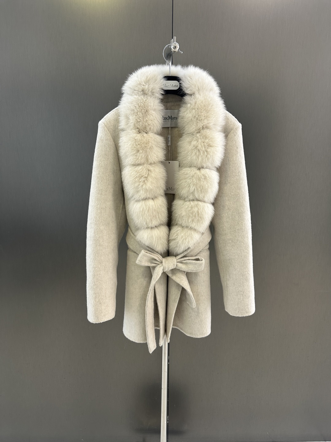 NO:676763,Maxmara new autumn and winter wool jacket with imported Finnish white fox fur collar, simple and elegant, versatile and high-end, sold in two colors sm (length 74, bust 104, size s), Maxmara-clothing, jackets & coats,19860909Maxmara 秋冬新款羊毛外套 搭配进口芬兰白狐毛领 简约大气 百搭高级 两色发售sm（衣长74,胸围104,码数s）,麦丝玛拉-服装,jackets & coats,,Women's clothing