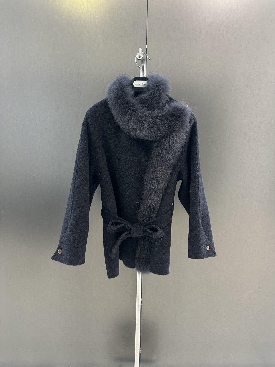 NO:676766,Maxmara's new autumn and winter wool jacket with imported Finnish white fox fur collar, simple and elegant, versatile and high-end, available in two colors sm, Maxmara-clothing, jackets & coats,19860909Maxmara 秋冬新款羊毛外套 搭配进口芬兰白狐毛领 简约大气 百搭高级 两色发售sm,麦丝玛拉-服装,jackets & coats,,Women's clothing