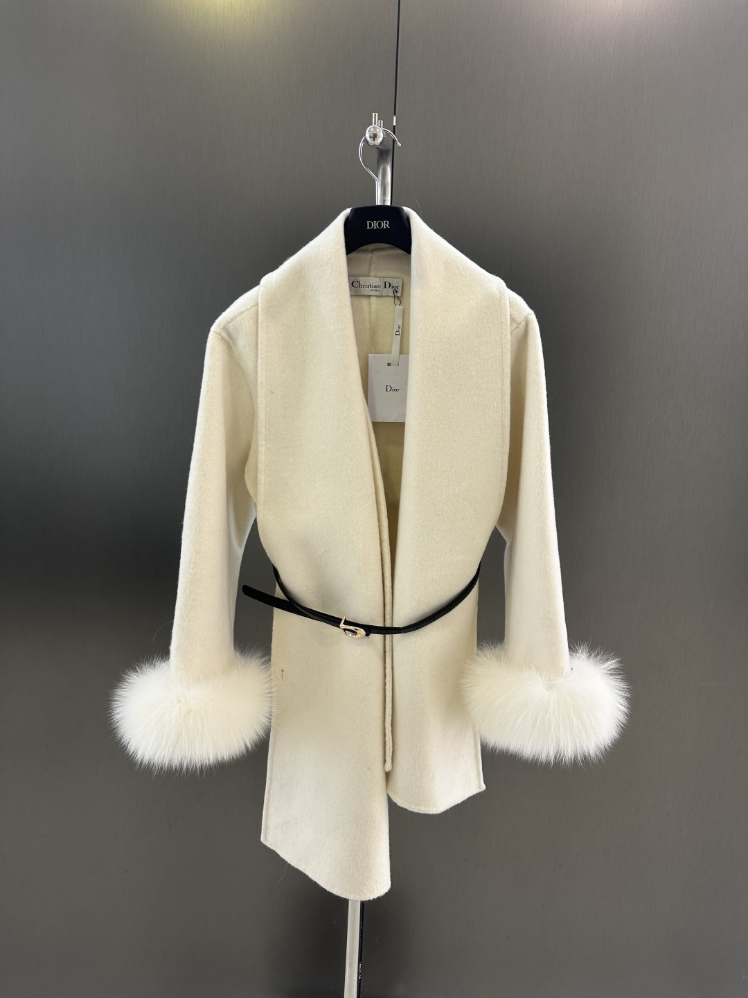 NO:676751,Dior's new autumn and winter high-end wool jacket, with imported Finnish white fox fur sleeves, super gentle, simple and advanced scarf design, paired with a small belt, high-end sm (length 66, bust 112, size s), Dior-clothing, dior, dior, jackets & coats,19860909Dior 秋冬新款高级羊毛外套 搭配进口芬兰白狐毛袖 超级温柔 简约高级的围巾设计 搭配小皮带 高级sm（衣长66,胸围112,码数s）,迪奥-服装,dior,dior,jackets & coats,,Women's clothing