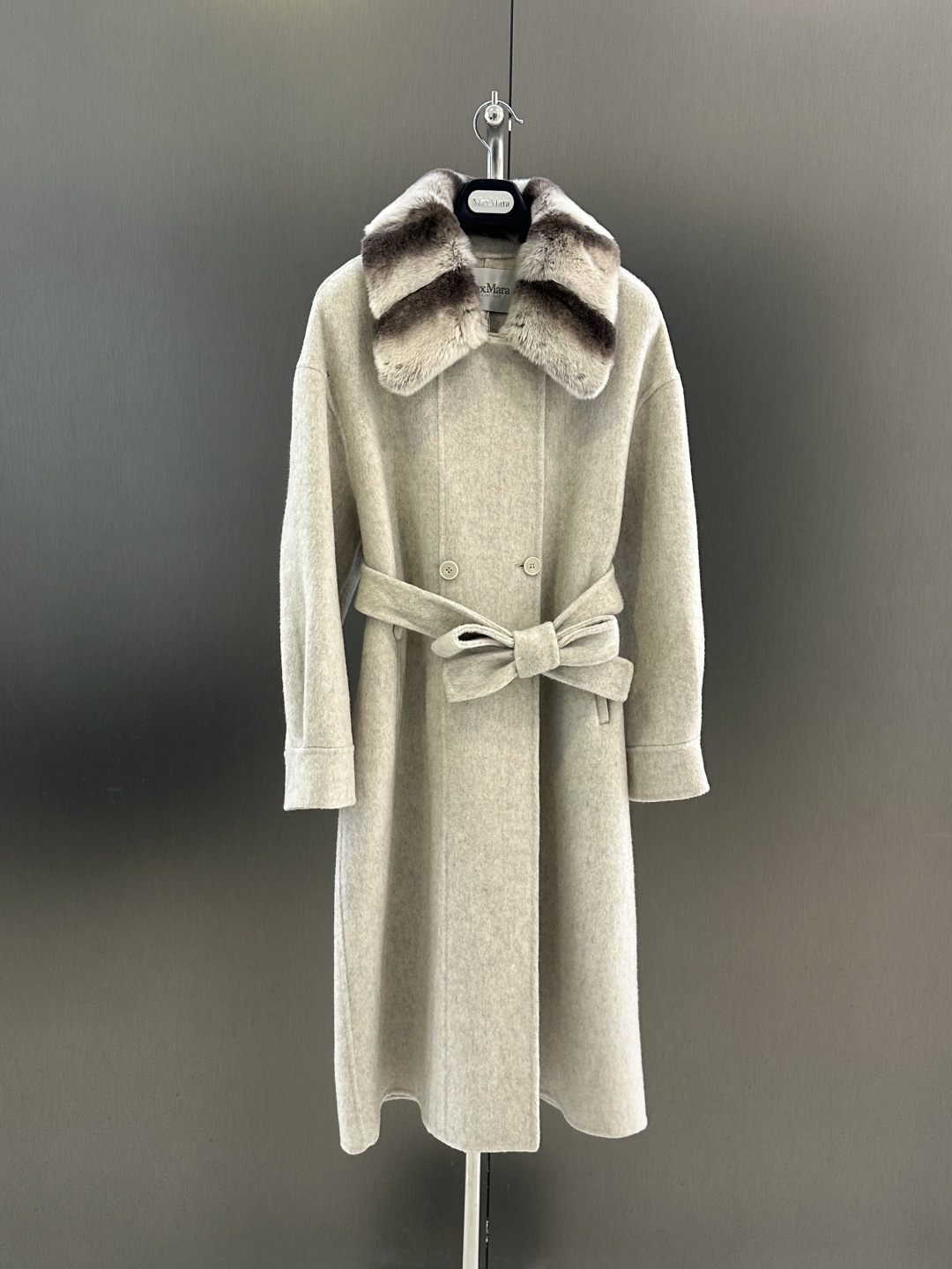 NO:676747,Maxmara new autumn and winter wool coat with imported rex rabbit fur collar, 100 wool fabric, soft and delicate sm (length 110, bust 114, size M), Maxmara-clothing,19860909Maxmara 秋冬新款羊毛大衣 搭配进口獭兔毛领 100羊毛面料 柔软细腻 sm（衣长110,胸围114,码数M）,麦丝玛拉-服装,,Women's clothing