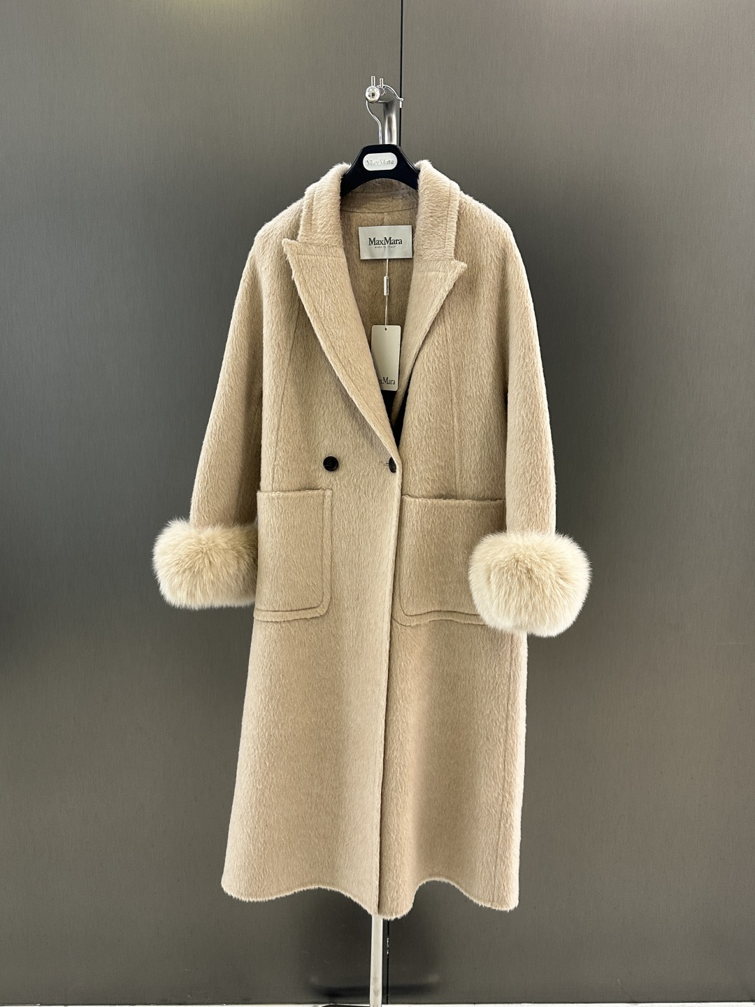 NO:676736,Maxmara's new Autumn and Winter Suli wool coat is matched with imported white fox cuff fur. Suli wool fabric. Super good fabric experience. High-quality SML from big brands (length 115, bust 110, yardage m), Maxmara-clothing,19860909Maxmara 秋冬新款苏丽羊毛大衣  搭配进口白狐袖口毛 苏丽羊毛面料 超级好的面料体验 大牌中的精品SML（衣长115,胸围110,码数m）,麦丝玛拉-服装,,Women's clothing