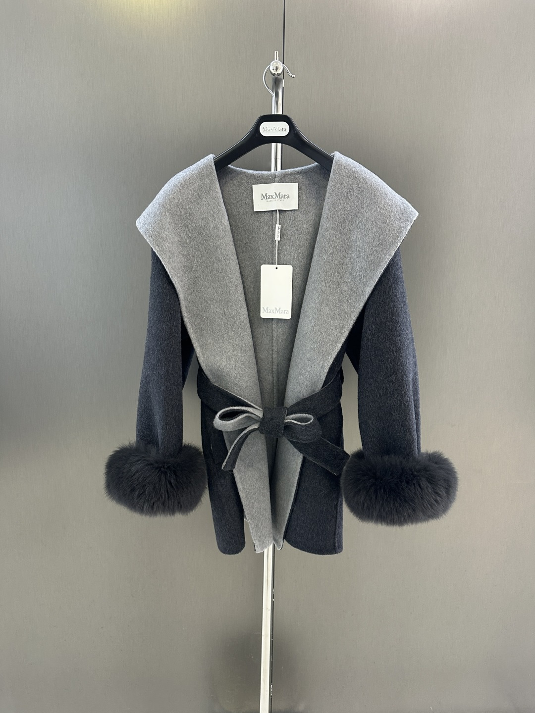 NO:676740,Maxmara new autumn and winter wool coat with imported white fox cuff wool 100 wool fabric, super good fabric experience, simple and elegant design SML (length 76, bust 120, yardage m), Maxmara-clothing,19860909Maxmara 秋冬新款羊毛大衣  搭配进口白狐袖口毛 100羊毛面料 超级好的面料体验 简约大气设计 SML（衣长76,胸围120,码数m）,麦丝玛拉-服装,,Women's clothing
