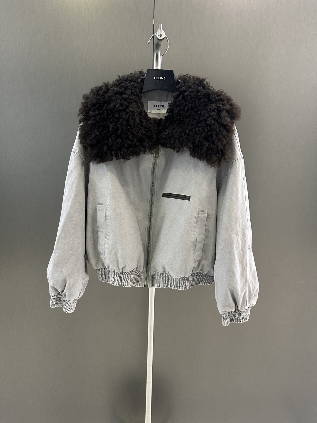 NO:676728,Celin new autumn and winter denim goose down jacket, retro washed denim goose down jacket, with sheepskin fur integrated fur collar, goose down filling inside, simple and elegant SM (length 53, bust 106, size m), Celine-clothing, celine, celine,19860909Celin 秋冬新款牛仔鹅绒服 复古水洗牛仔鹅绒服 搭配羊卷毛皮毛一体毛领 内里鹅绒填充 简约大气 SM（衣长53,胸围106,码数m）,赛琳-服装,celine,celine,,Women's clothing