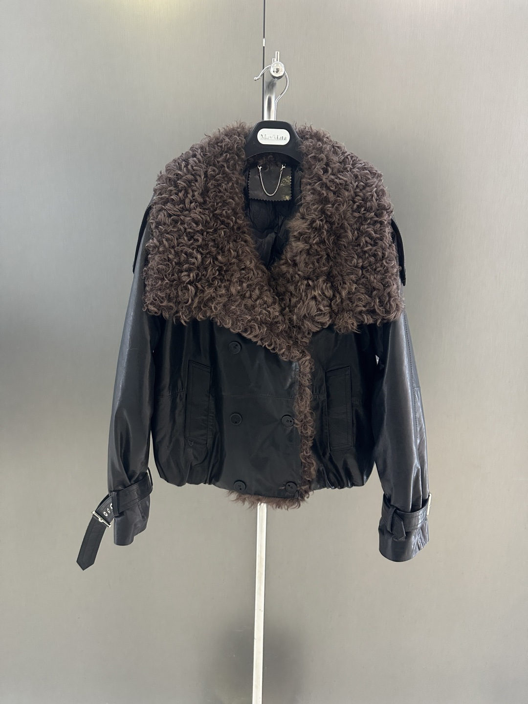 NO:676734,Ance *25 new autumn and winter style, imported cowhide fabric, oil and wax craftsmanship, with wool fur integrated fur collar, simple and elegant SML (length 55, bust 114, size m), women's clothing, cowhide,19860909Ance *25秋冬新款 进口牛皮面料 油蜡工艺 搭配羊毛皮毛一体毛领 简约大气 SML（衣长55,胸围114,码数m）,女装,cowhide,,Women's clothing