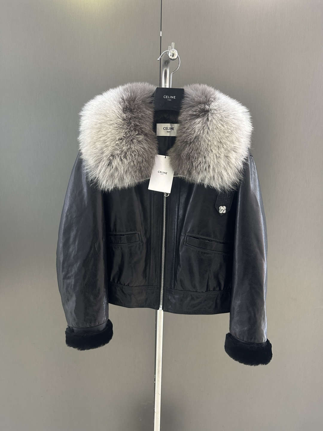 NO:676730,Celin's new autumn and winter leather down jacket, imported waxed sheepskin fabric, with imported Finnish fox fur collar, goose down filling inside, simple and elegant SML (length 52, bust 116, size m), Celine - clothing, celine, celine, jackets & coats, down jacket, sheepskin,19860909Celin 秋冬新款皮羽绒外套 进口油蜡绵羊皮面料 搭配进口芬兰狐狸毛毛领 内里鹅绒填充 简约大气 SML（衣长52,胸围116,码数m）,赛琳-服装,celine,celine,jackets & coats,down jacket,sheepskin,,Women's clothing