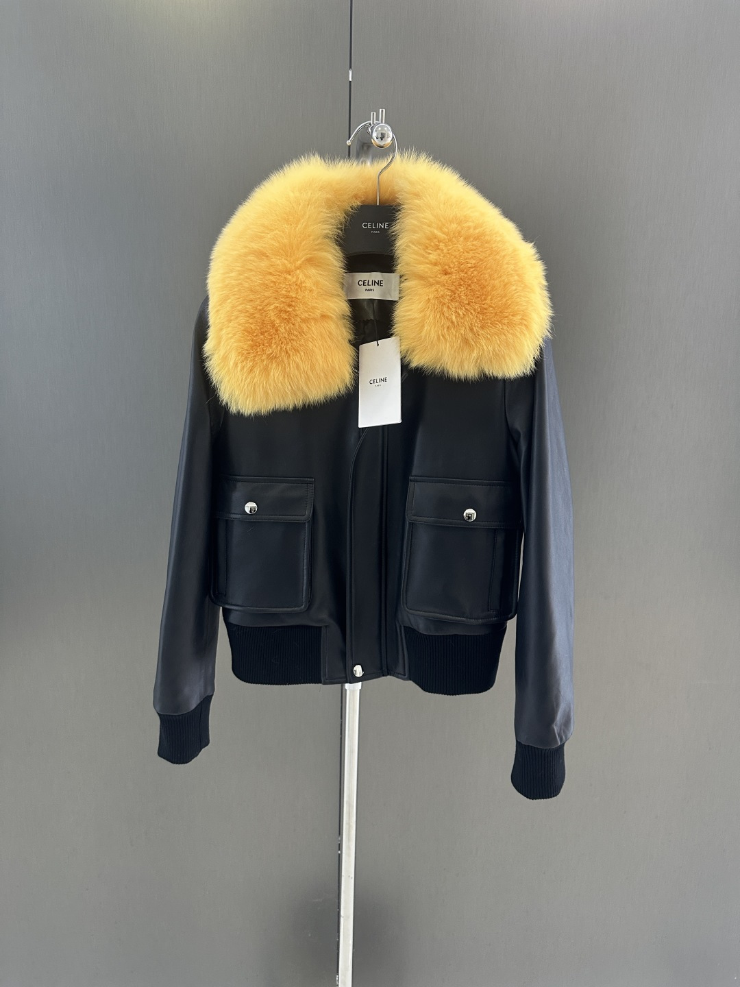 NO:676732,Celin new autumn and winter leather down jacket, imported sheepskin fabric, with imported Finnish fox fur collar, goose down filling inside, simple and elegant SML (length 50, bust 92, size m), Celine - clothing, celine, celine, jackets & coats, down jacket, sheepskin,19860909Celin 秋冬新款皮羽绒外套 进口绵羊皮面料 搭配进口芬兰狐狸毛毛领 内里鹅绒填充 简约大气 SML（衣长50,胸围92,码数m）,赛琳-服装,celine,celine,jackets & coats,down jacket,sheepskin,,Women's clothing