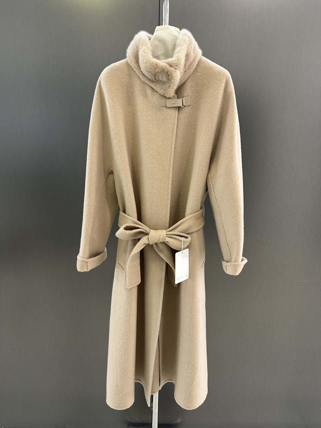 NO:689171,Max new autumn and winter mink collar cashmere coat. Mink fur collar imported from Copenhagen. 10cashmere cashmere fabric. Diagonal pockets can be tied. The overall shape is crisp. SML 'Length 110, bust 104, size m', Maxmara-Clothing,19860909Max 秋冬新款水貂领羊绒大衣  哥本哈根进口水貂毛领 10cashmere羊绒面料 斜插式口袋 可系带 整体版型挺括 SML ’衣长110,胸围104,码数m”,麦丝玛拉-服装,,Women's clothing