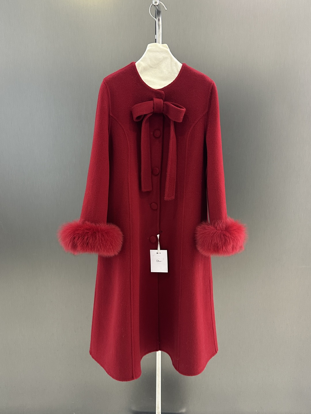 NO:689177,Dior's new high-quality cashmere coat for autumn and winter, with imported white fox fur sleeves, 10 cashmere and 90 high-count Australian wool, the fabric is fine and soft, and the shape is super correct. A proper New Year's shirt SML (length 117, bust 96, size m), Dior-clothing, dior, dior,19860909Dior 秋冬新款高品质羊绒大衣  搭配进口白狐毛袖 10羊绒90高支澳洲羊毛 面料细腻柔软 版型超正 妥妥的新年战袍 SML（衣长117,胸围96,码数m）,迪奥-服装,dior,dior,,Women's clothing