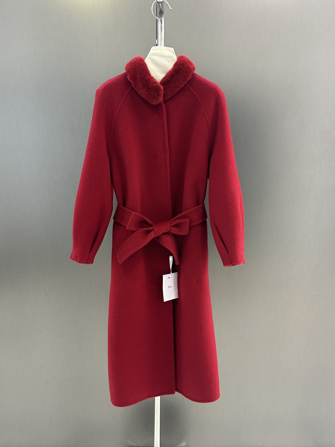 NO:689178,D’s new autumn and winter mink collar cashmere coat. Mink fur collar imported from Copenhagen. 10cashmere cashmere fabric can be tied. The overall shape is crisp. SML ’Length 112, bust 110, size m”, Dior-clothing, dior, dior,19860909D家秋冬新款水貂领羊绒大衣  哥本哈根进口水貂毛领 10cashmere羊绒面料可系带 整体版型挺括 SML ’衣长112,胸围110,码数m”,迪奥-服装,dior,dior,,Women's clothing