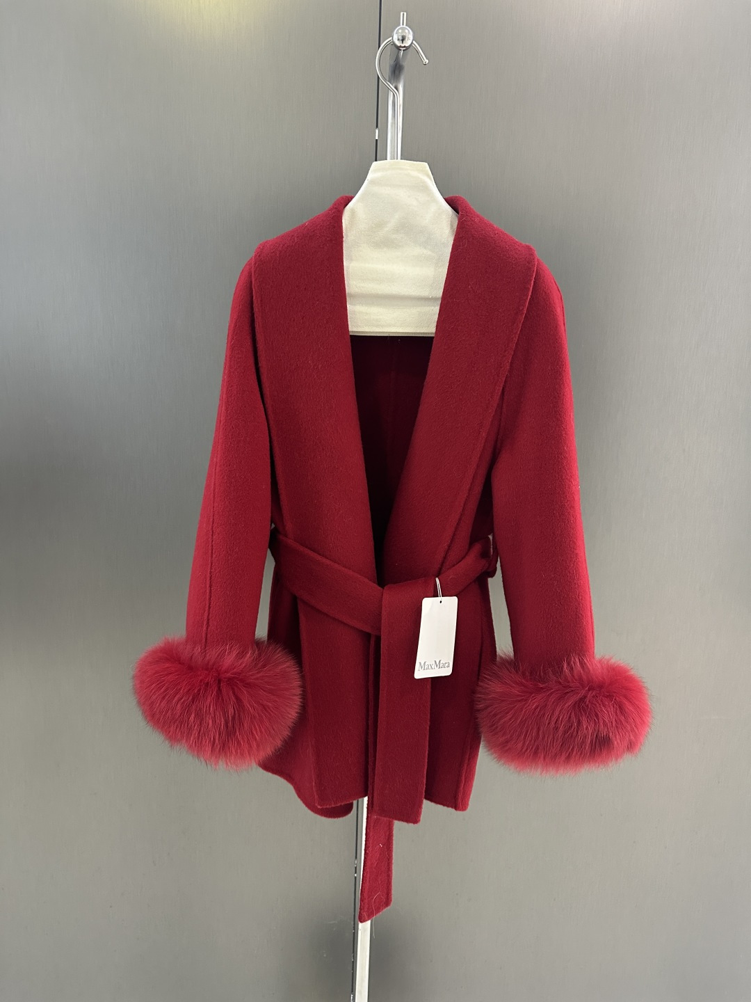 NO:689174,Maxmara's new high-quality cashmere coat for autumn and winter, with imported white fox fur sleeves, 10 cashmere and 90 high-count Australian wool, the fabric is fine and soft, and the shape is super correct. A proper New Year's shirt SML (length 75, bust 114, size m), Maxmara - Clothing,19860909Maxmara 秋冬新款高品质羊绒大衣  搭配进口白狐毛袖 10羊绒90高支澳洲羊毛 面料细腻柔软 版型超正 妥妥的新年战袍 SML（衣长75,胸围114,码数m）,麦丝玛拉-服装,,Women's clothing