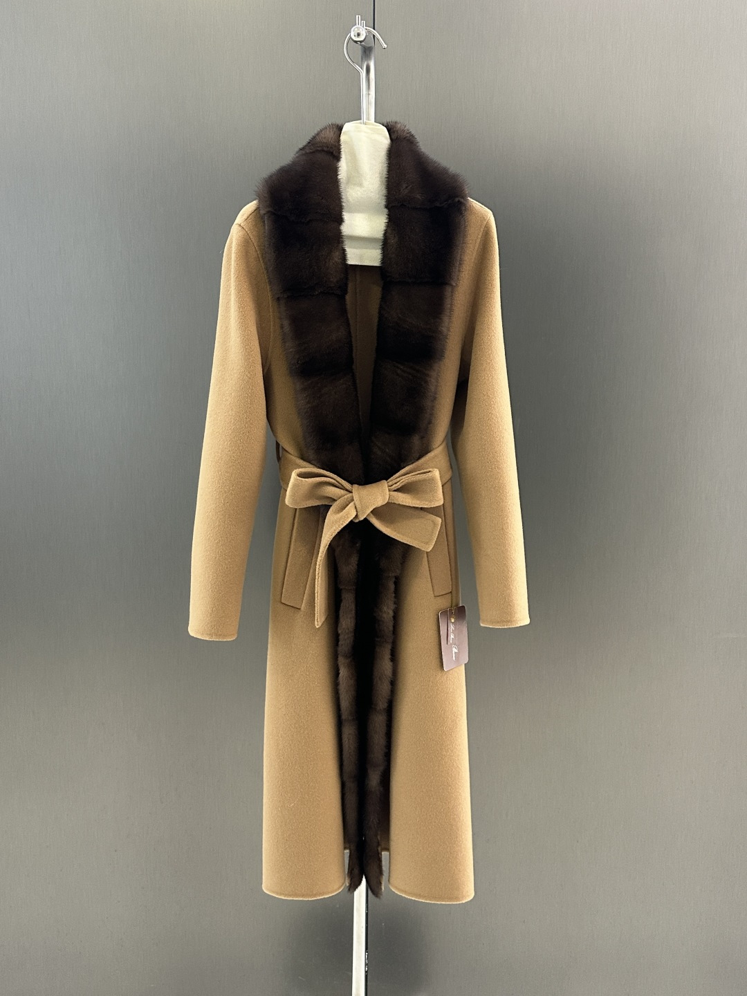 NO:689161,Loro piana new autumn and winter mink collar cashmere coat, Copenhagen imported mink fur collar, 10cashmere cashmere fabric, slanted pockets, placket with imported mink design, tie-able, overall shape is crisp, SML’ length 110, bust 96, size s”, women’s clothing, loro piana,19860909Loro piana 秋冬新款水貂领羊绒大衣  哥本哈根进口水貂毛领 10cashmere羊绒面料 斜插式口袋 门襟搭配进口水貂设计 可系带 整体版型挺括 SML ’衣长110,胸围96,码数s”,女装,loro piana,,Women's clothing