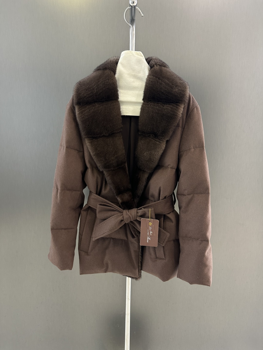 NO:689176,Loro piana new high-quality goose down jacket for autumn and winter, with imported velvet mink collar, beautiful 90% goose down filling, customized fabric, high-end fashion SML (length 65, bust 120, size m), women's clothing, loro piana,19860909Loro piana 秋冬新款高品质鹅绒服 搭配进口天鹅绒水貂领 美丽90鹅绒填充 定制面料 高级时尚 SML（衣长65,胸围120,码数m）,女装,loro piana,,Women's clothing