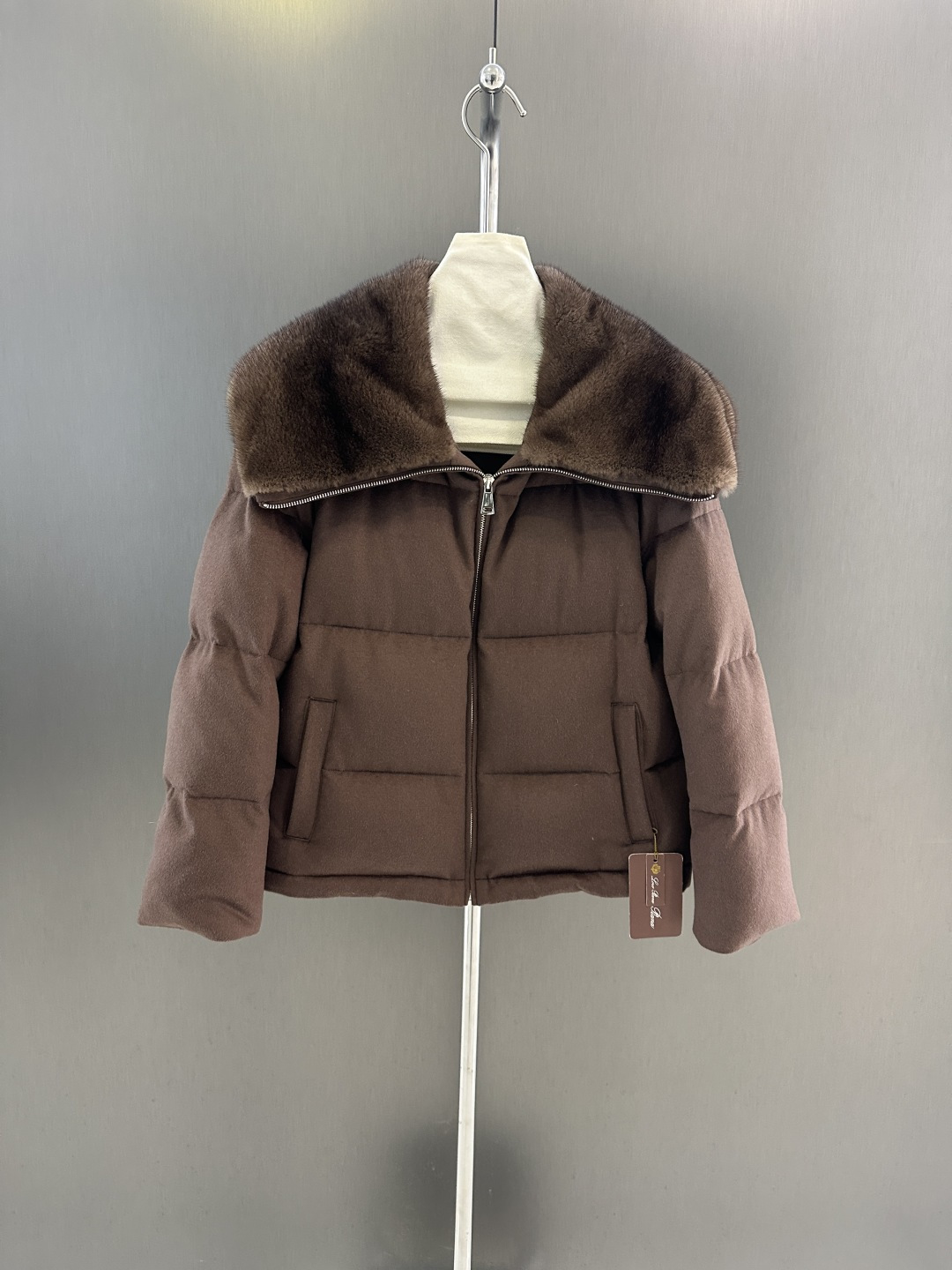 NO:689179,Loro piana new high-quality goose down jacket for autumn and winter, with imported velvet mink collar, beautiful 90% goose down filling, customized fabric, high-end fashion SML (length 61, bust 112, size m), women's clothing, loro piana,19860909Loro piana 秋冬新款高品质鹅绒服 搭配进口天鹅绒水貂领 美丽90鹅绒填充 定制面料 高级时尚 SML（衣长61,胸围112,码数m）,女装,loro piana,,Women's clothing