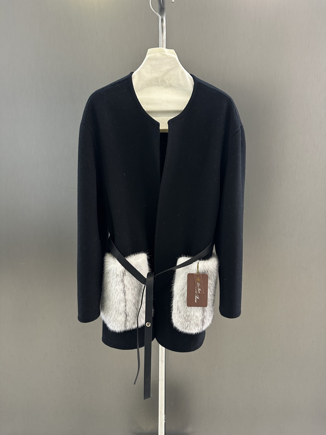 NO:689164,Loro piana new high-quality cashmere coat for autumn and winter, imported velvet and mink, 10 cashmere 90 wool fabric, delicate and soft, wide version SML (length 73, bust 108, size s), women's clothing, loro piana,19860909Loro piana 秋冬新款高品质羊绒大衣 进口天鹅绒水貂搭配 10羊绒90羊毛面料 细腻柔软 版型挺阔 SML（衣长73,胸围108,码数s）,女装,loro piana,,Women's clothing