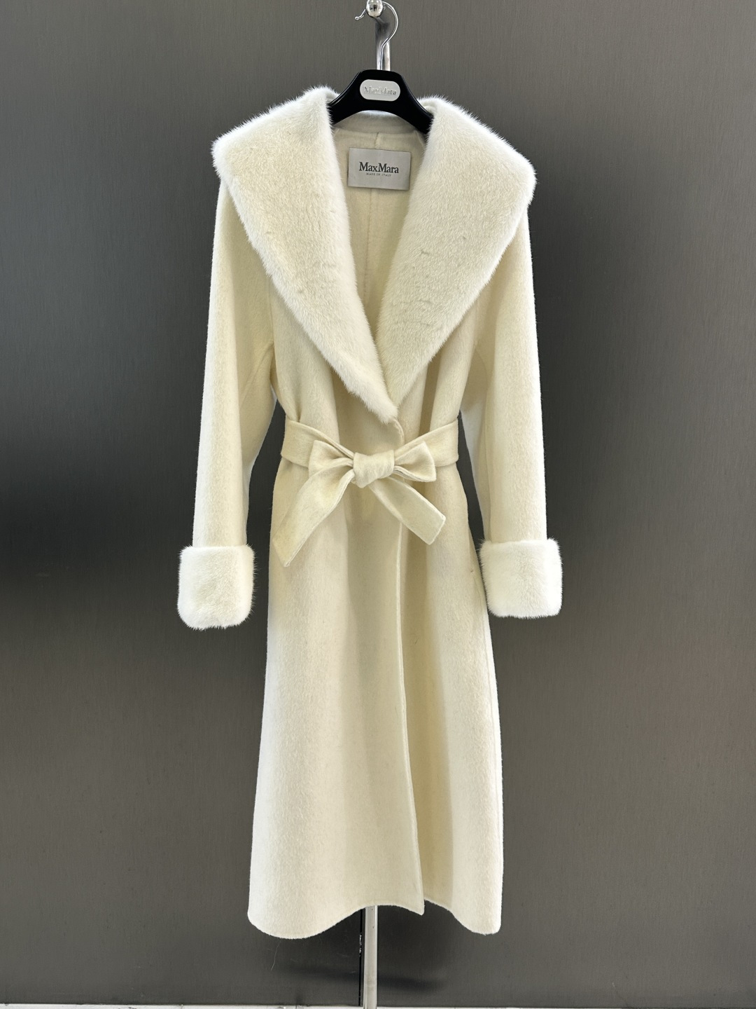 NO:689182,Max new autumn and winter mink collar cashmere coat, Copenhagen imported mink fur collar, 10cashmere cashmere fabric, slanted pockets, placket with imported mink design, tie-able, overall shape is crisp, SML’ length 112, bust 116, size m”, Maxmara-Clothing,19860909Max 秋冬新款水貂领羊绒大衣  哥本哈根进口水貂毛领 10cashmere羊绒面料 斜插式口袋 门襟搭配进口水貂设计 可系带 整体版型挺括 SML ’衣长112,胸围116,码数m”,麦丝玛拉-服装,,Women's clothing