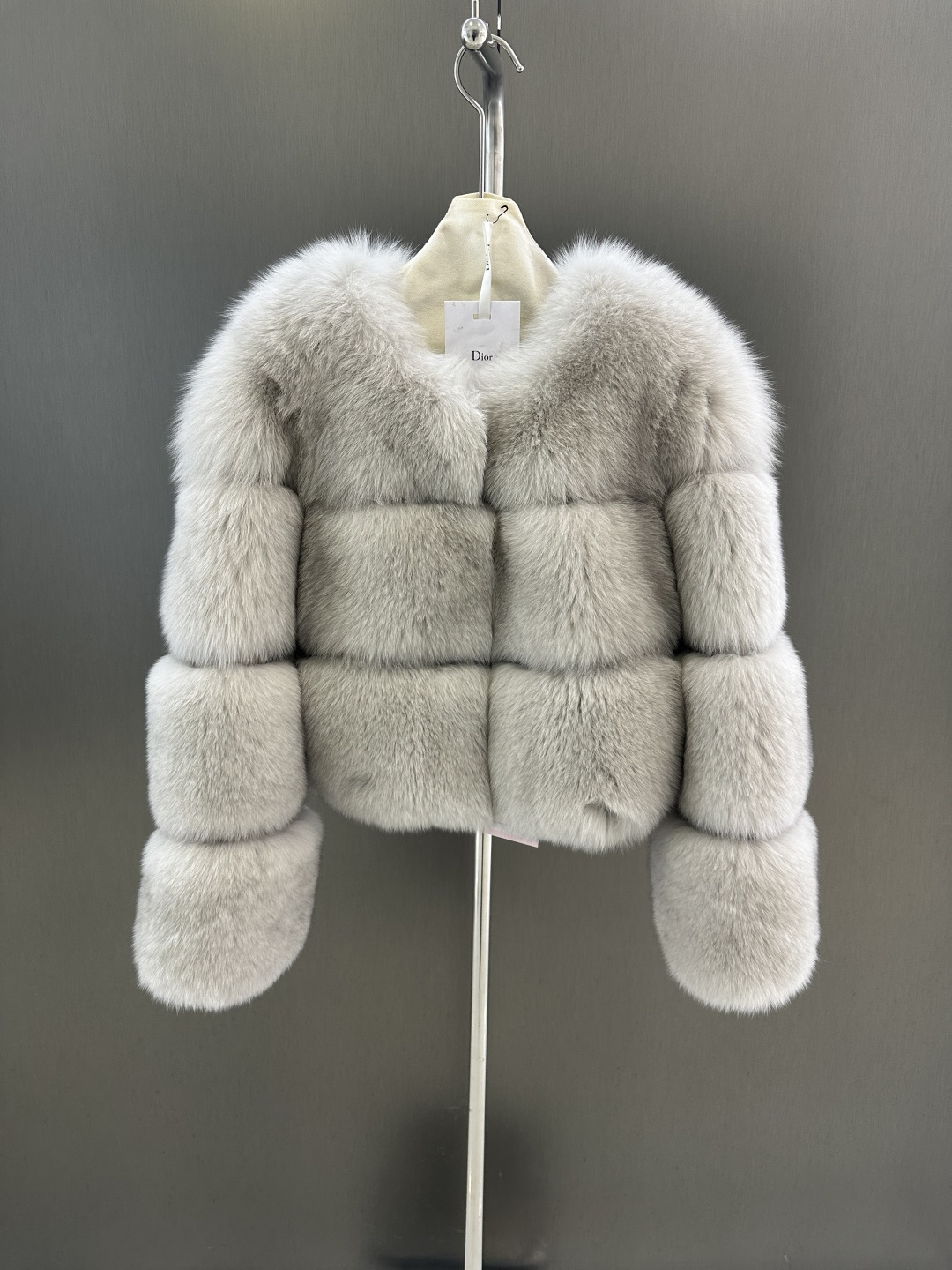 NO:677751,Dior's new high-quality fur jacket for autumn and winter, imported Finnish fox fur, simple and versatile SML, Dior-clothing, dior, dior, jackets & coats,19860909Dior 秋冬新款高品质皮草外套 进口芬兰狐狸毛 简约百搭 SML,迪奥-服装,dior,dior,jackets & coats,,Women's clothing