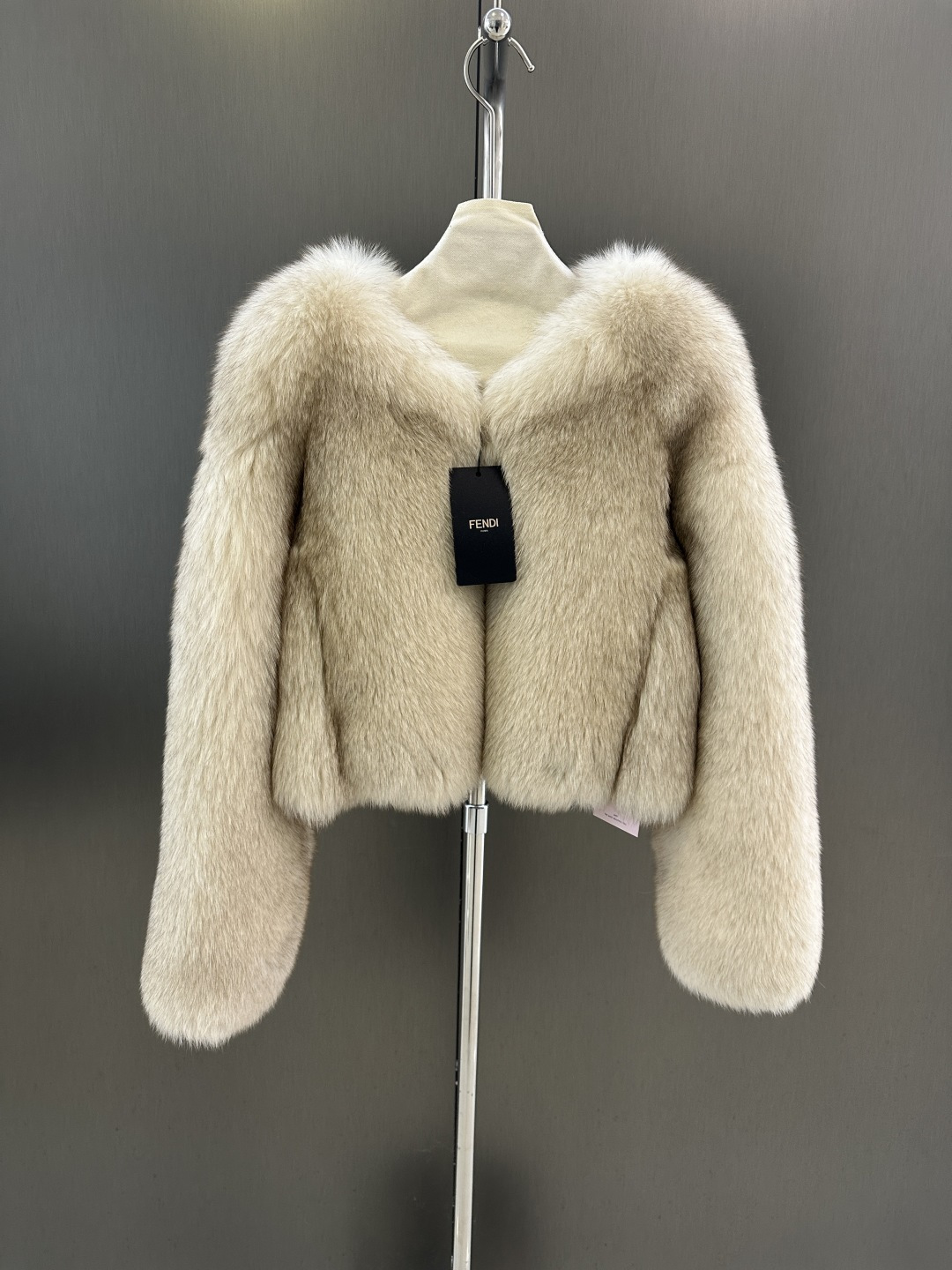 NO:677745,Fendi's new high-quality fur jacket for autumn and winter, made of imported Finnish whole fox fur, simple and elegant SML (length 44, chest 98, size m), Fendi-clothing, fendi, fendi, jackets & coats,19860909Fendi 秋冬新款高品质皮草外套  进口芬兰整皮狐狸毛制成 简约大气 SML（衣长44,胸围98,码数m）,芬迪-服装,fendi,fendi,jackets & coats,,Women's clothing