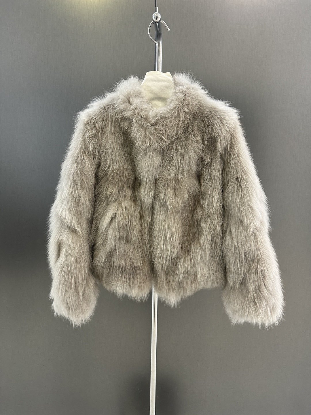 NO:677740,Dior's new high-quality fox fur coat for autumn and winter. Imported Finnish fox fur. Simple and advanced. The upper body effect is very beautiful. SML (length 51, bust 98, size M), Dior-clothing, dior, dior, jackets & coats,19860909Dior 秋冬新款高品质狐狸毛皮草外套 进口芬兰狐狸毛 简约高级 上身效果非常好看 SML（衣长51,胸围98,码数M）,迪奥-服装,dior,dior,jackets & coats,,Women's clothing