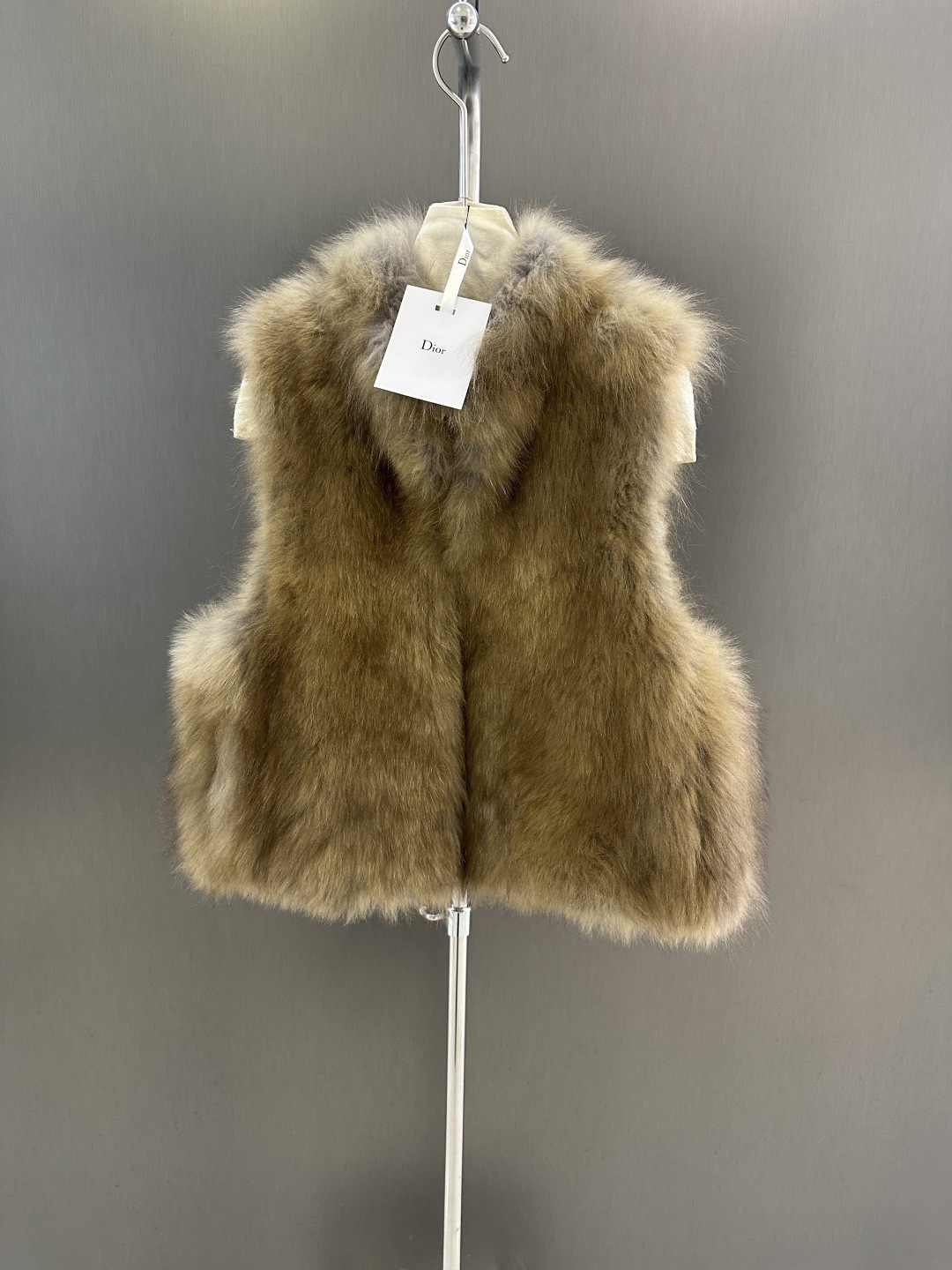 NO:700881,Dior's new autumn and winter high-quality fox fur vest is made of imported Finnish rare fox fur. It is thinned and has a great upper body effect. It is not bloated at all. SML (length 51, bust 100, size m), Dior-clothing, dior, dior,19860909Dior 秋冬新款高品质狐狸毛马甲 进口芬兰稀有狐狸毛制成 打薄工艺,上身效果超赞 一点也不臃肿 SML（衣长51,胸围100,码数m）,迪奥-服装,dior,dior,,Women's clothing