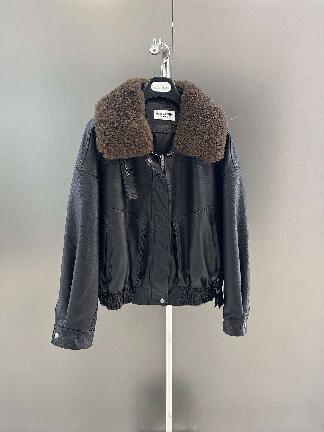 NO:700870,Saint.Laurent's new autumn and winter high-quality leather down, with imported shearling fur collar, goatskin fabric, high-grade durable, goose down filling inside, simple and fashionable SML (length 60, bust 120, yardage m), Saint Laurent-clothing, saint laurent, saint laurent, down jacket, sheepskin,19860909Saint.Laurent 秋冬新款高品质皮羽绒  搭配进口羊毛皮毛一体毛领 山羊皮面料 高级耐造 内里鹅绒填充 简约时尚 SML（衣长60,胸围120,码数m）,圣罗兰-服装,saint laurent,saint laurent,down jacket,sheepskin,,Women's clothing
