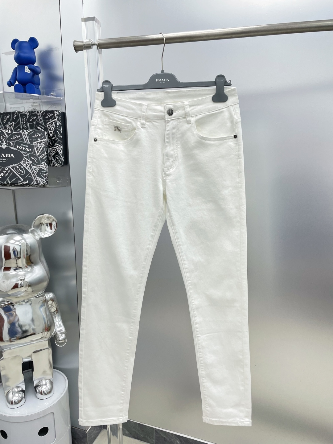 NO:479676,BBR Burberry 25ss new logo jeans trousers KK summer thin stretch slim feet pants trendy and stylish styles, slim fit and slim tailoring to modify the leg lines, high-end hardware accessories show luxurious temperament. Number 29-36 (no 35), burberry, jeans, alexander wang19860909BBR 巴宝莉 25ss新款徽标牛仔裤 长裤 KK 夏季薄款弹力修身小脚裤 潮流时尚款式精美,修身显瘦剪裁修饰腿部线条 ,高档五金配件尽显奢华气质. 码数29-36 (无35),,burberry,jeans,alexander wang,Men's clothing