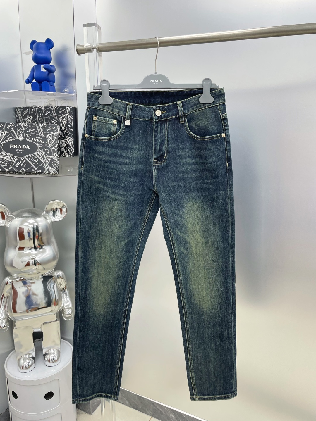 NO:479722,Her Hermes 25ss new logo jeans trousers KK summer thin stretch slim feet trousers trendy and stylish styles, slim fit and slim tailoring to modify the leg lines, high-end hardware accessories show luxurious temperament. Size 29-36 (no 35), hermes, jeans, alexander wang19860909Her 爱马仕 25ss新款徽标牛仔裤 长裤 KK 夏季薄款弹力修身小脚裤 潮流时尚款式精美,修身显瘦剪裁修饰腿部线条 ,高档五金配件尽显奢华气质. 码数29-36 (无35),,hermes,jeans,alexander wang,Men's clothing