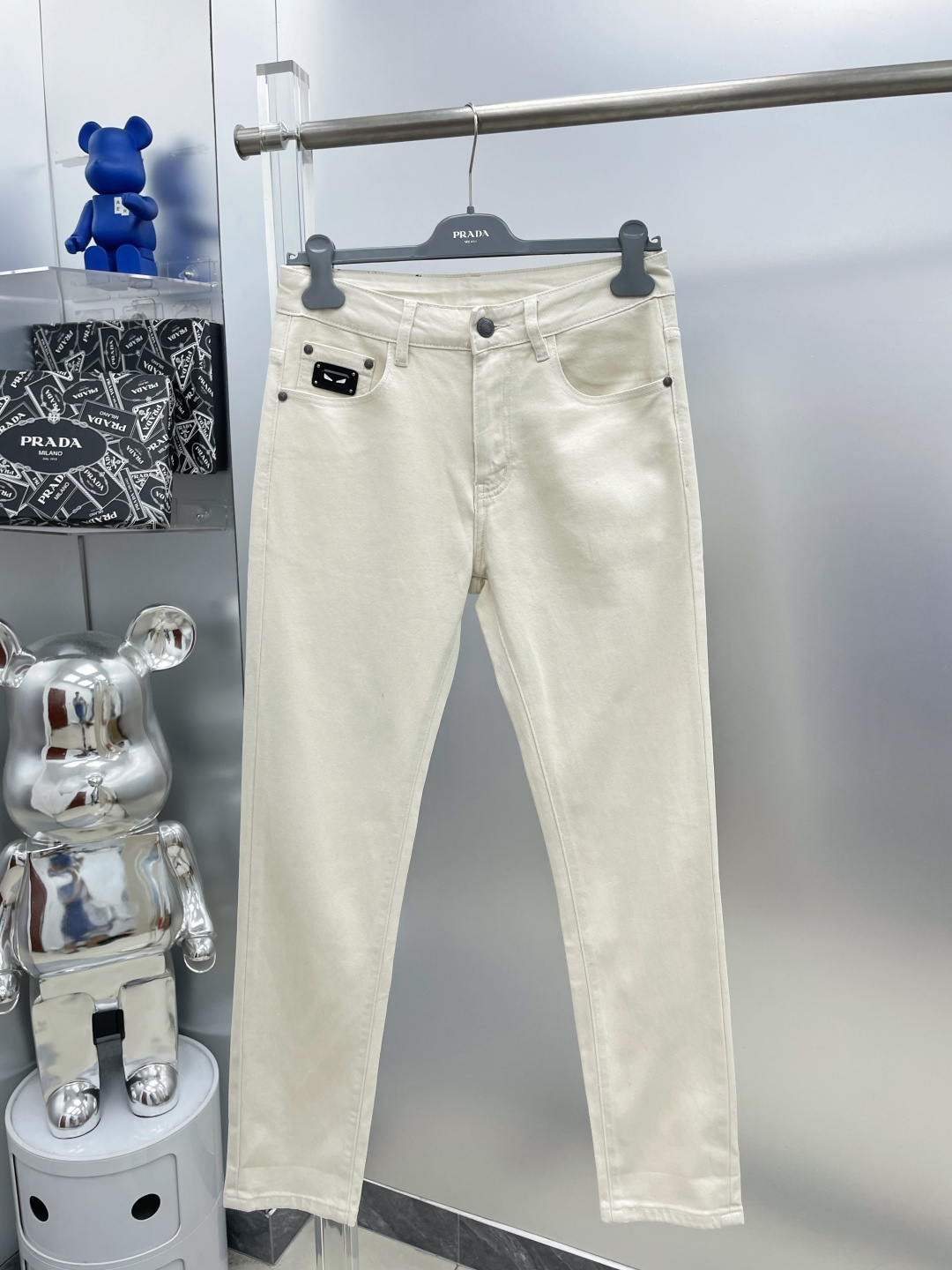 NO:479692,Fen Fendi 25ss new logo jeans trousers KK summer thin stretch slim feet trousers trendy and stylish styles, slim fit and slim tailoring to modify the leg lines, high-end hardware accessories show luxurious temperament. Number 29-36 (no 35),,fendi,fendi,jeans,alexander wang19860909Fen 芬迪 25ss新款徽标牛仔裤 长裤 KK 夏季薄款弹力修身小脚裤 潮流时尚款式精美,修身显瘦剪裁修饰腿部线条 ,高档五金配件尽显奢华气质. 码数29-36 (无35),,fendi,fendi,jeans,alexander wang,Men's clothing