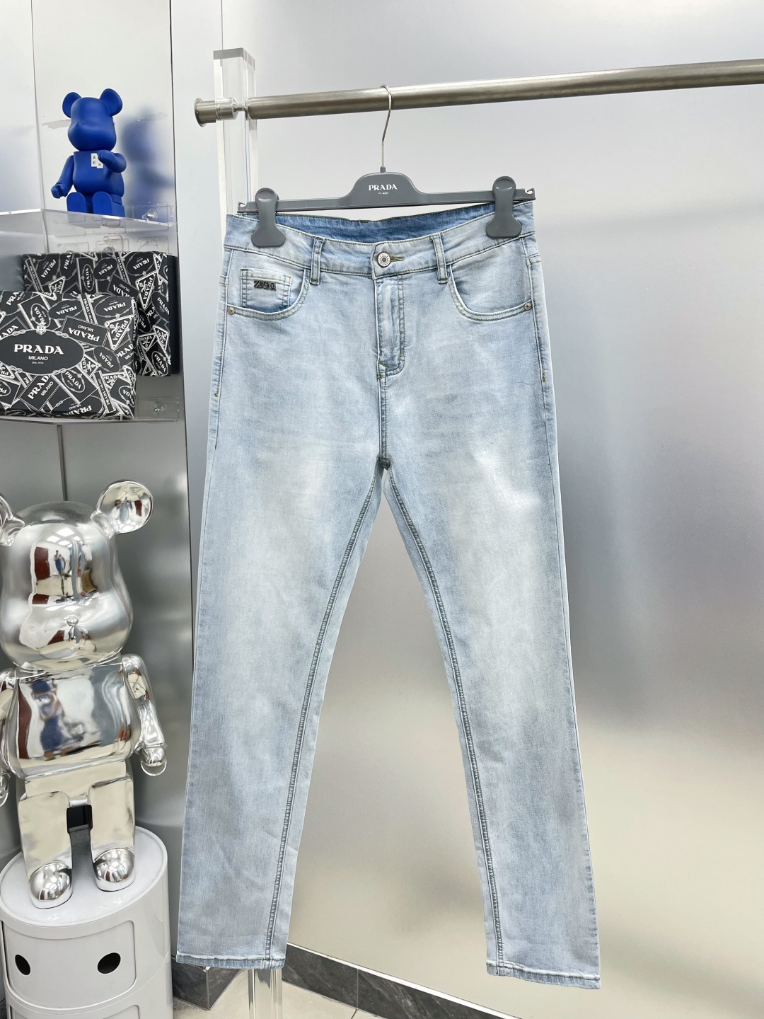 NO:479679,Zegna 25ss new logo jeans trousers KK summer thin stretch slim feet pants trendy and stylish styles, slim fit and slim tailoring to modify the leg lines, high-end hardware accessories show luxurious temperament. Size 29-36 (no 35), zegna, jeans, alexander wang19860909Zegna 杰尼亚 25ss新款徽标牛仔裤 长裤 KK 夏季薄款弹力修身小脚裤 潮流时尚款式精美,修身显瘦剪裁修饰腿部线条 ,高档五金配件尽显奢华气质. 码数29-36 (无35),,zegna,jeans,alexander wang,Men's clothing