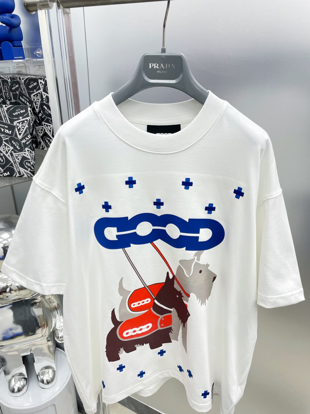 💰80
GOODBRAND GOOD 刺绣十字架遛狗🐶LOGO字母印花时尚短袖T恤 HH
男女同款
白色 兰色
码数：S M L XL