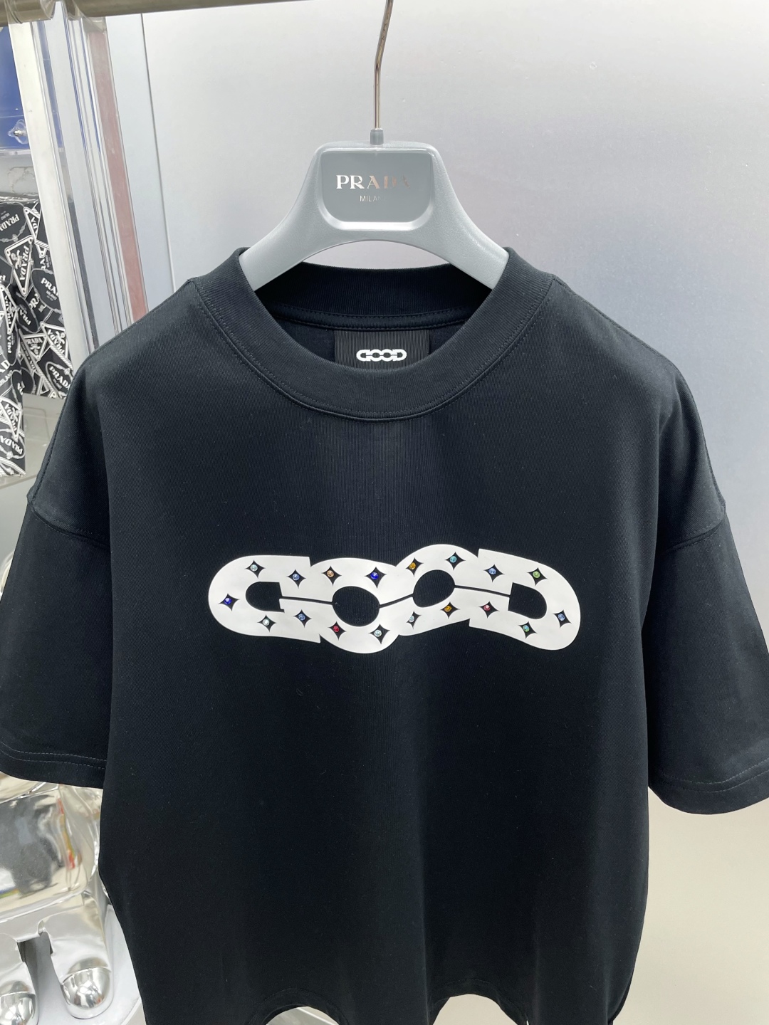 💰70 
GOODBRAND GOOD 烫钻 LOGO字母印花时尚短袖T恤 HH
男女同款
黑色
码数：S M L XL