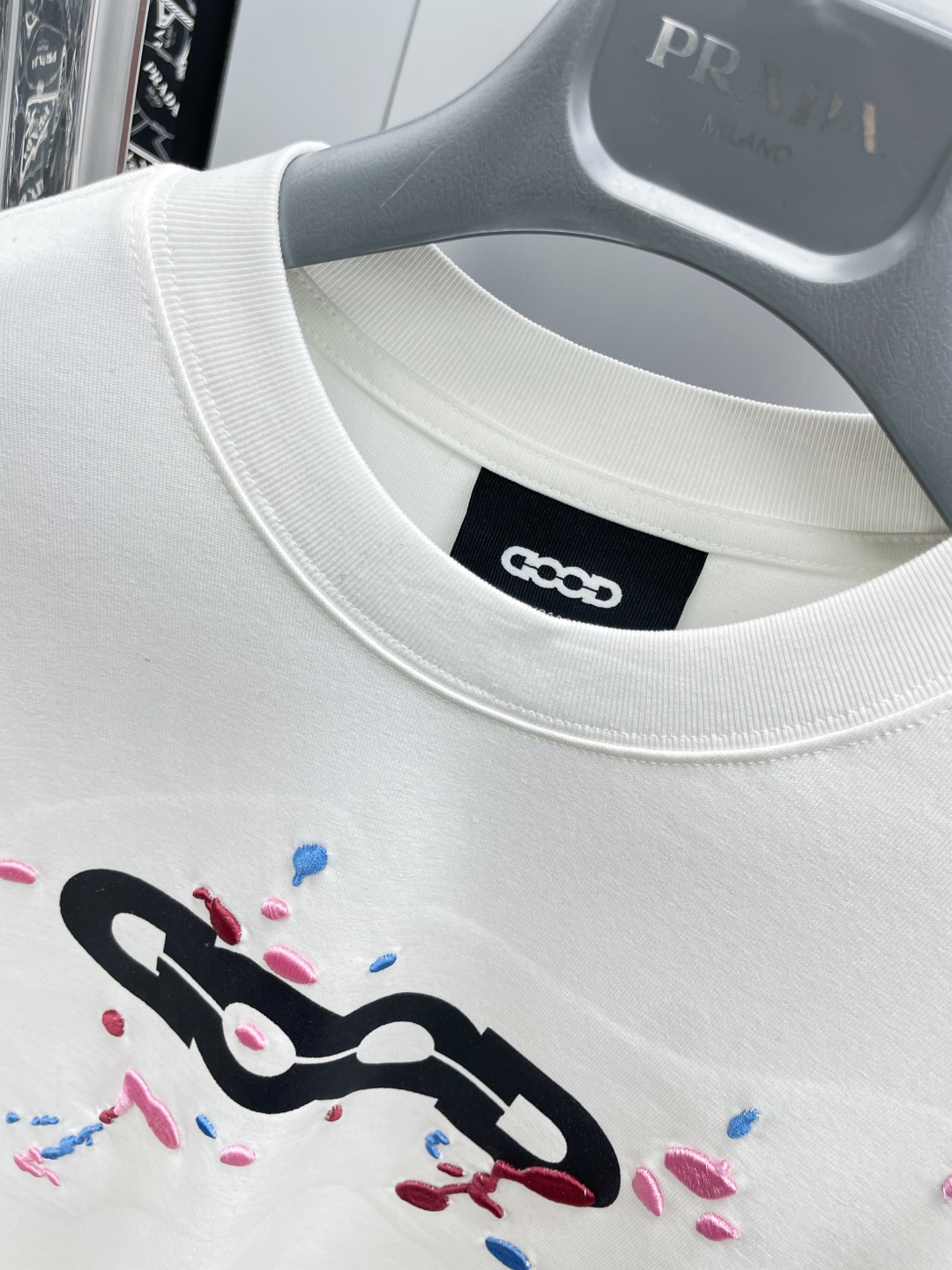 💰80  
GOODBRAND GOOD刺绣🪡印花Logo时尚短袖T恤 HH
男女同款
黑白两色☑️
码数：S M L XL
