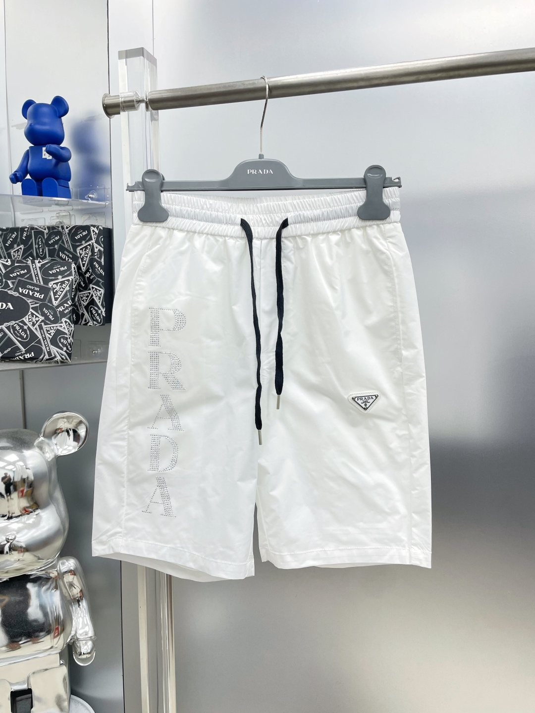 NO:935139,Prada 2026 new summer hot diamond letters triangle logo casual shorts MM advanced custom-made breathable fabrics are extremely breathable, elastic and comfortable, with impeccable details, and the accessories are equipped with delicate and soft feel!  The upper body shape is awesome!  Size M-XXXL,,prada,prada,shorts,19860909Pra 普拉达 2026夏季新款烫钻字母三角标休闲短裤 MM 高级定制面料透气面料 透气弹力舒适度极高,细节无可挑剔,辅料配备 手感细腻柔软！上身版型超赞！ 尺码M-XXXL,,prada,prada,shorts,,Men's clothing