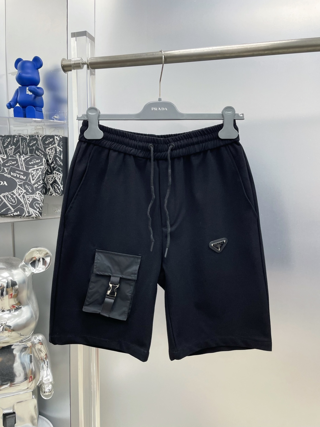 NO:935144,Prada 2026 new summer nylon pocket letters triangle logo casual shorts MM advanced custom-made breathable fabrics are extremely breathable, elastic and comfortable, with impeccable details and accessories that feel delicate and soft!  The upper body shape is awesome!  Size M-XXXL,,prada,prada,shorts,19860909Pra 普拉达 2026夏季新款尼龙口袋字母三角标休闲短裤 MM 高级定制面料透气面料 透气弹力舒适度极高,细节无可挑剔,辅料配备 手感细腻柔软！上身版型超赞！ 尺码M-XXXL,,prada,prada,shorts,,Men's clothing