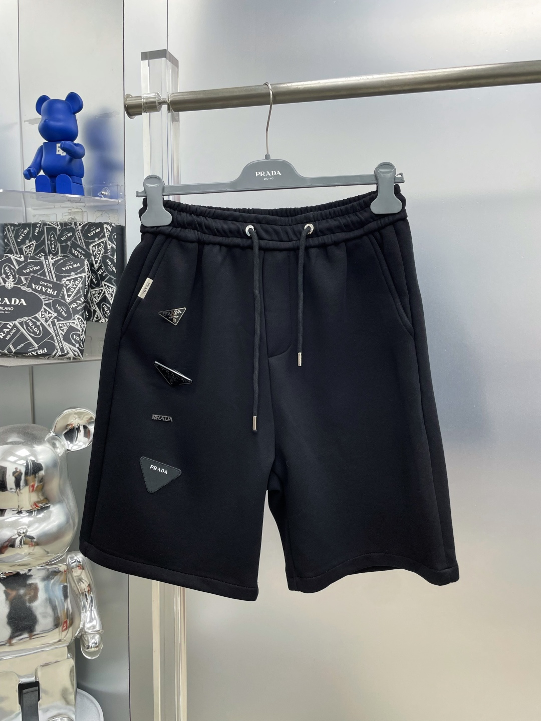 NO:935148,Prada 2026 new summer casual shorts with logo and triangle logo, MM advanced custom-made fabrics, breathable fabrics, extremely breathable, elastic and comfortable, with impeccable details, and the accessories are equipped with delicate and soft feel!  The upper body shape is awesome!  Size M-XXXL,,prada,prada,shorts,19860909Pra 普拉达 2026夏季新款徽标三角标休闲短裤 MM 高级定制面料透气面料 透气弹力舒适度极高,细节无可挑剔,辅料配备 手感细腻柔软！上身版型超赞！ 尺码M-XXXL,,prada,prada,shorts,,Men's clothing