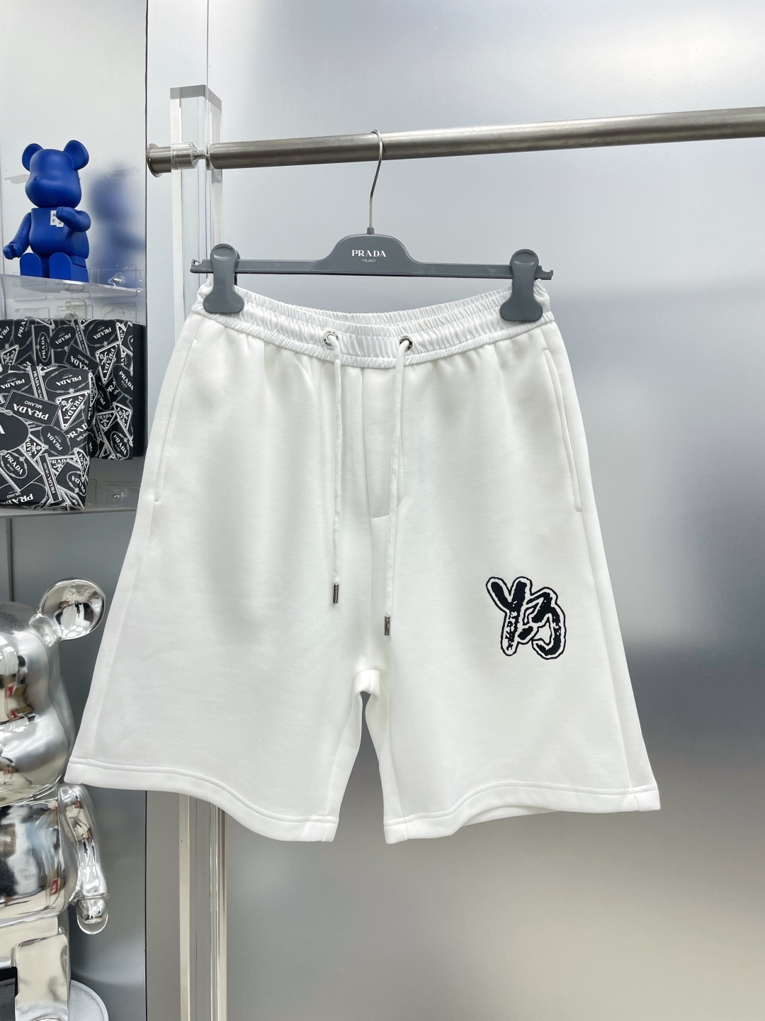 NO:935154,Y3 Yohji Yamamoto 2026 new summer casual shorts with printed letters and triangle logo MM advanced custom-made breathable fabric, extremely breathable, elastic and comfortable, with impeccable details, and the accessories are equipped with delicate and soft feel!  The upper body shape is awesome!  Size M-XXXL,,shorts,19860909Y3 山本耀司 2026夏季新款印花字母三角标休闲短裤 MM 高级定制面料透气面料 透气弹力舒适度极高,细节无可挑剔,辅料配备 手感细腻柔软！上身版型超赞！ 尺码M-XXXL,,shorts,,Men's clothing