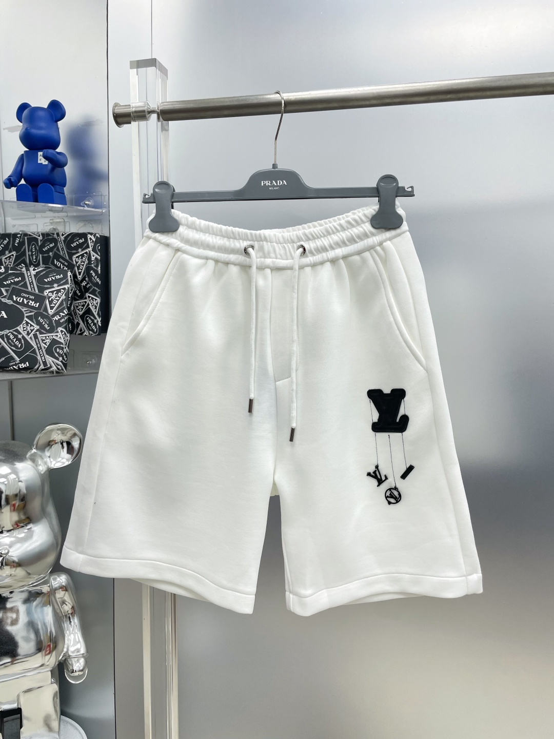 NO:935160,1v Louis 2026 new summer embroidered patch logo letter casual shorts MM advanced custom fabric breathable fabric, extremely breathable, elastic and comfortable, impeccable details, accessories are equipped with delicate and soft feel!  The upper body shape is awesome!  Size M-XXXL,,louis vuitton,shorts,198609091v 路易 2026夏季新款刺绣贴布徽标字母休闲短裤 MM 高级定制面料透气面料 透气弹力舒适度极高,细节无可挑剔,辅料配备 手感细腻柔软！上身版型超赞！ 尺码M-XXXL,,louis vuitton,shorts,,Men's clothing
