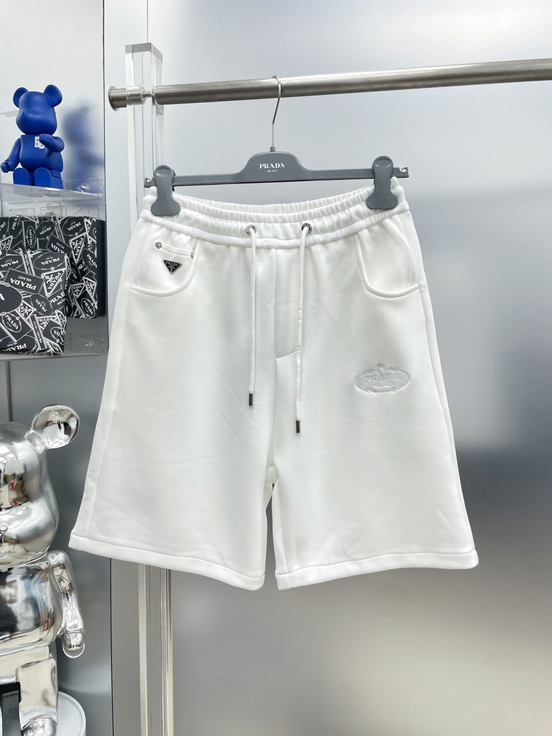 NO:935166,Prada 2026 new summer embroidered letter triangle logo casual shorts MM advanced custom-made breathable fabric, extremely breathable, elastic and comfortable, with impeccable details, and the accessories are equipped with delicate and soft feel!  The upper body fit is awesome!  Size M-XXXL,,prada,prada,shorts,19860909Pra 普拉达 2026夏季新款刺绣字母三角标休闲短裤 MM 高级定制面料透气面料 透气弹力舒适度极高,细节无可挑剔,辅料配备 手感细腻柔软！上身版型超赞！ 尺码M-XXXL,,prada,prada,shorts,,Men's clothing