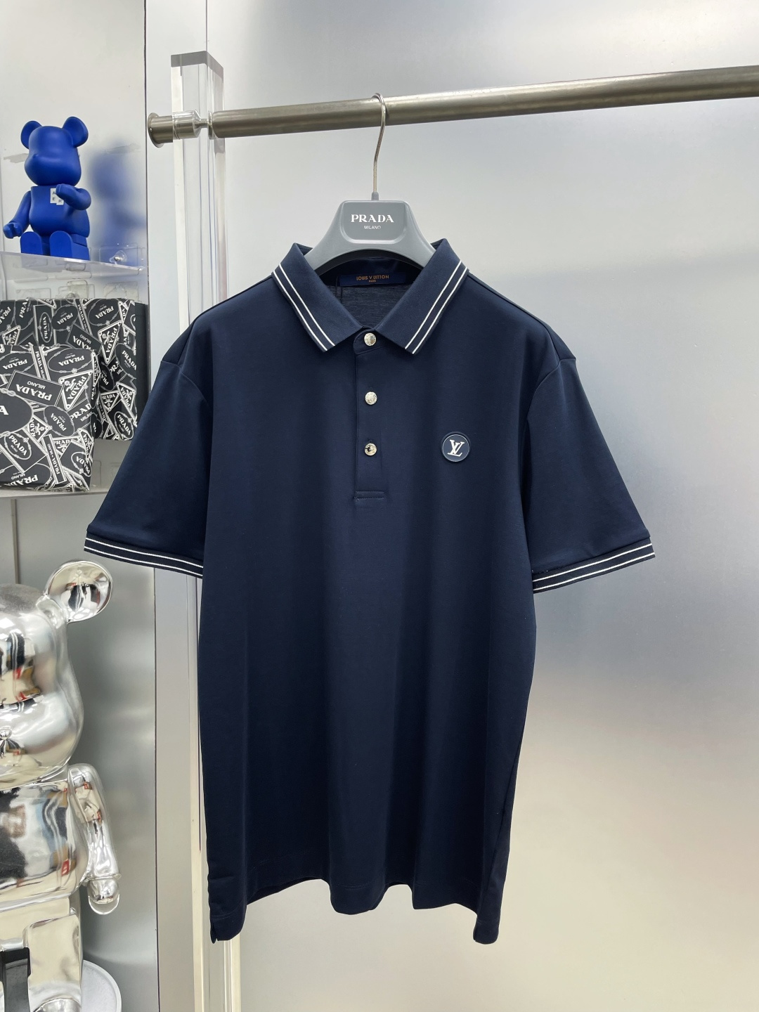 NO:935348,1v Louis 25ss new spring and summer webbing logo letters short-sleeved lapel polo shirt T-shirt MM high-end customization ~ avant-garde design!  Customized mercerized pique cotton, soft to the touch ~ comfortable to wear ~ hardware and metal logo crafts embellishment, versatile business and casual style, allowing you to perfectly combine fashion, leisure and business!  A must-have item for trendy men!  The upper body is so handsome!  Size M L XL 2xl 3xl 4XL,,louis vuitton,T-shirt,tees,t-shirt,198609091v 路易 25ss新款春夏织带徽标字母短袖翻领polo衫T恤 MM 高端订制～ 设计前卫！订制丝光珠地棉、手感柔软～穿着舒适～五金金属徽标logo工艺点缀百搭商务休闲款 让您时尚休闲与商务完美结合！潮男必备单品 ！上身帅爆！ 码数M L XL 2xl 3xl 4XL,,louis vuitton,T-shirt,tees，t-shirt,,Men's clothing