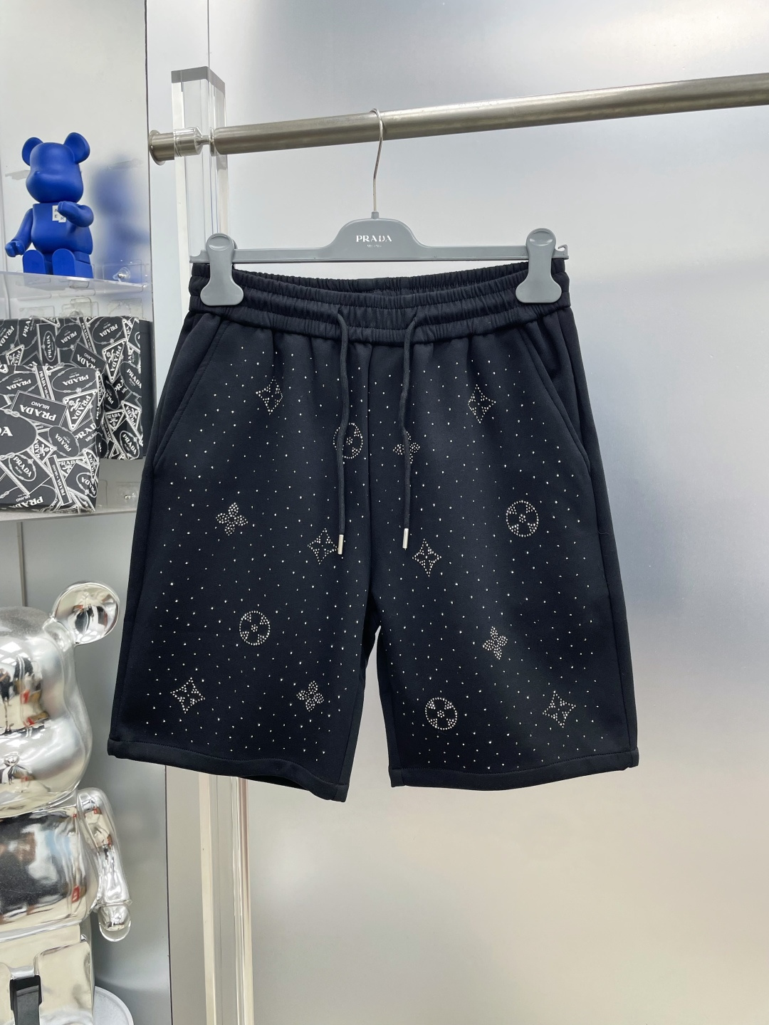 NO:935189,1v Louis 2026 new summer hot diamond logo casual shorts MM advanced custom fabric breathable fabric, breathable, elastic and comfortable, impeccable details, accessories are equipped with delicate and soft feel!  The upper body shape is awesome!  Size M-XXXL,,louis vuitton,shorts,198609091v 路易 2026夏季新款烫钻徽标休闲短裤 MM 高级定制面料透气面料 透气弹力舒适度极高,细节无可挑剔,辅料配备 手感细腻柔软！上身版型超赞！ 尺码M-XXXL,,louis vuitton,shorts,,Men's clothing