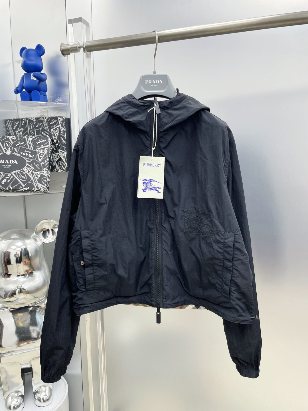 P230 BBR Chaqueta corta reversible a cuadros 26ss para mujer Burberry Se acerca la chaqueta deportiva reversible a cuad…