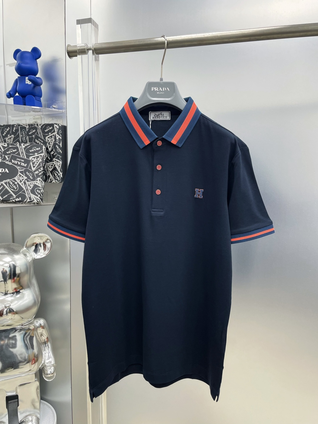 NO:935345,HER Hermès 25ss new spring and summer HH logo letters short-sleeved lapel polo shirt T-shirt MM high-end customization ~ avant-garde design!  Customized mercerized pique cotton, soft to the touch ~ comfortable to wear ~ hardware and metal logo crafts embellishment, versatile business and casual style, allowing you to perfectly combine fashion, leisure and business!  A must-have item for trendy men!  The upper body is so handsome!  Size M L XL 2xl 3xl 4XL,,hermes,T-shirt,tees,t-shirt,19860909HER 爱马仕 25ss新款春夏HH徽标字母短袖翻领polo衫T恤 MM 高端订制～ 设计前卫！订制丝光珠地棉、手感柔软～穿着舒适～五金金属徽标logo工艺点缀百搭商务休闲款 让您时尚休闲与商务完美结合！潮男必备单品 ！上身帅爆！ 码数M L XL 2xl 3xl 4XL,,hermes,T-shirt,tees，t-shirt,,Men's clothing