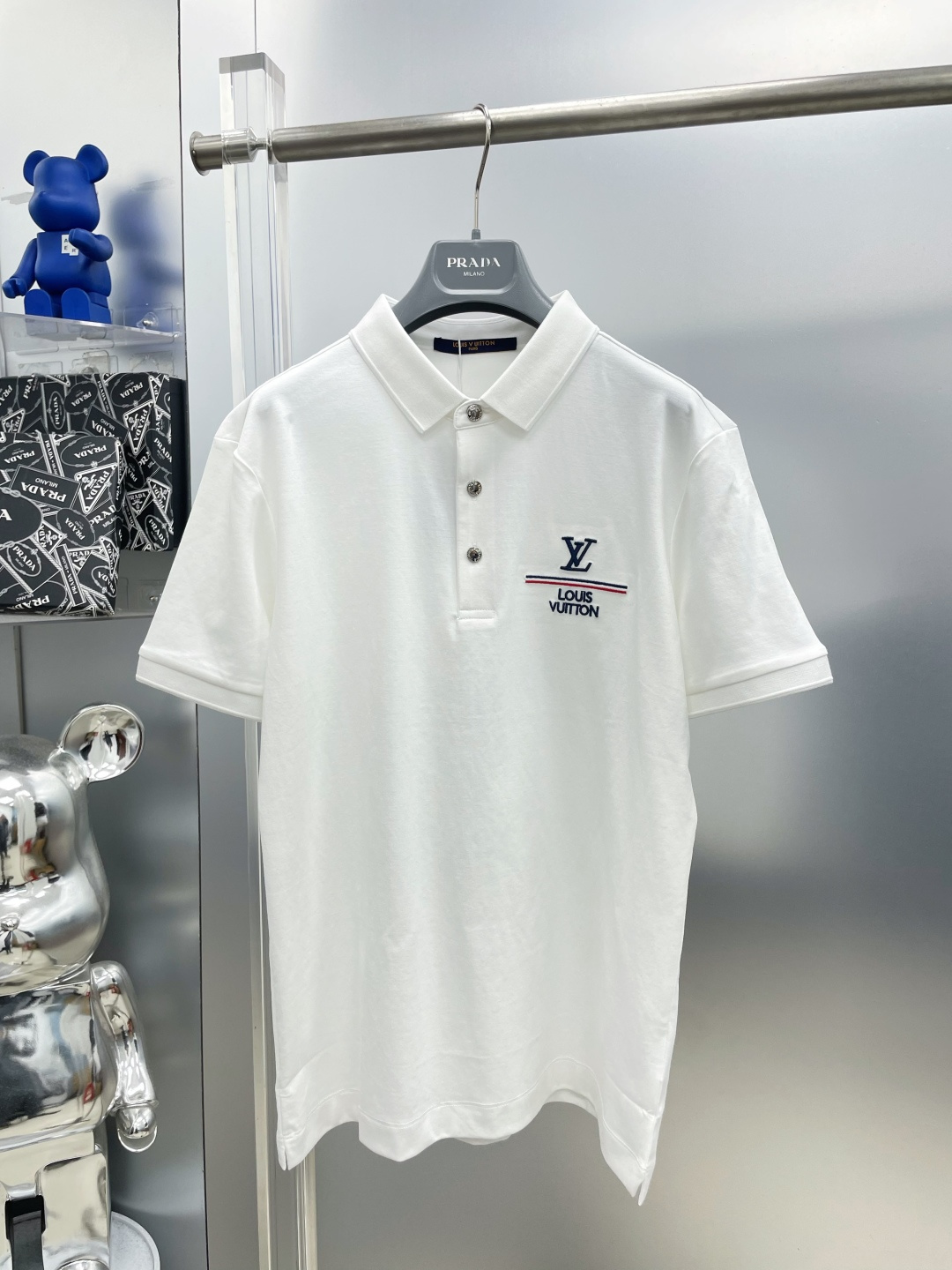 NO:935347,1v Louis 25ss new spring and summer embroidered logo letters short-sleeved lapel polo shirt T-shirt MM high-end customization ~ avant-garde design!  Customized mercerized pique cotton, soft to the touch ~ comfortable to wear ~ hardware and metal logo crafts embellishment, versatile business and casual style, allowing you to perfectly combine fashion, leisure and business!  A must-have item for trendy men!  The upper body is so handsome!  Size M L XL 2xl 3xl 4XL,,louis vuitton,T-shirt,tees,t-shirt,198609091v 路易 25ss新款春夏刺绣徽标字母短袖翻领polo衫T恤 MM 高端订制～ 设计前卫！订制丝光珠地棉、手感柔软～穿着舒适～五金金属徽标logo工艺点缀百搭商务休闲款 让您时尚休闲与商务完美结合！潮男必备单品 ！上身帅爆！ 码数M L XL 2xl 3xl 4XL,,louis vuitton,T-shirt,tees，t-shirt,,Men's clothing