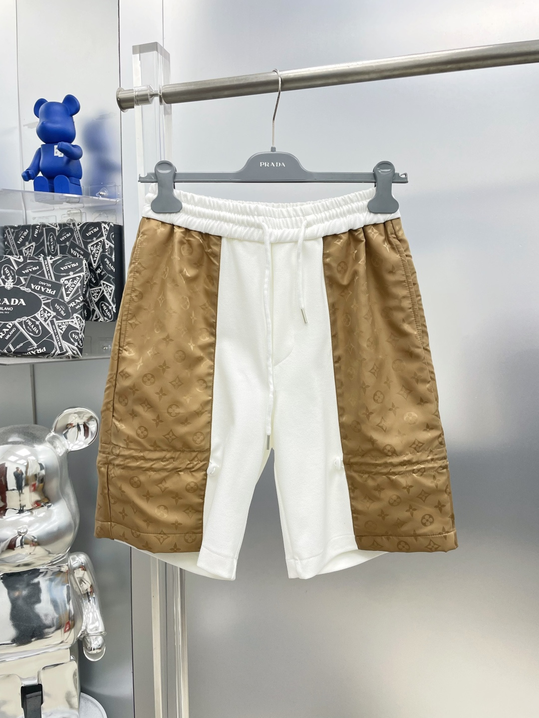 NO:935117,1v Louis 2026 new summer presbyopic stitching LOGO casual shorts MM advanced custom-made breathable fabric, extremely breathable, elastic and comfortable, with impeccable details, and the accessories are equipped with delicate and soft feel!  The upper body shape is awesome!  Size M-XXXL,,louis vuitton,shorts,198609091v 路易 2026夏季新款老花拼接LOGO休闲短裤 MM 高级定制面料透气面料 透气弹力舒适度极高,细节无可挑剔,辅料配备 手感细腻柔软！上身版型超赞！ 尺码M-XXXL,,louis vuitton,shorts,,Men's clothing