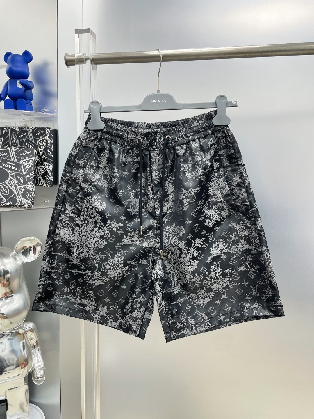 NO:935121,1v Louis 2026 new summer style full-print jacquard presbyopic letter LOGO casual shorts MM advanced custom-made breathable fabric, extremely breathable, elastic and comfortable, with impeccable details, and the accessories are equipped with delicate and soft feel!  The upper body fit is awesome!  Size M-XXXL,,louis vuitton,shorts,198609091v 路易 2026夏季新款满印提花老花字母LOGO休闲短裤 MM 高级定制面料透气面料 透气弹力舒适度极高,细节无可挑剔,辅料配备 手感细腻柔软！上身版型超赞！ 尺码M-XXXL,,louis vuitton,shorts,,Men's clothing