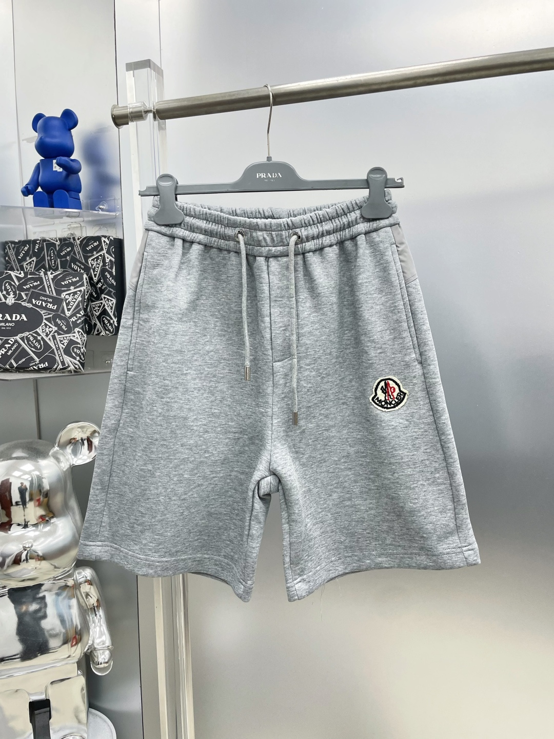 NO:935133,Mon*muzzle 2026 new summer embroidered nylon splicing LOGO casual shorts MM advanced custom-made breathable fabric, extremely breathable, elastic and comfortable, with impeccable details, and the accessories are equipped with delicate and soft feel!  The upper body fit is awesome!  Size M-XXXL,,Moncler,shorts,19860909Mon*蒙口 2026夏季新款刺绣尼龙拼接LOGO休闲短裤 MM 高级定制面料透气面料 透气弹力舒适度极高,细节无可挑剔,辅料配备 手感细腻柔软！上身版型超赞！ 尺码M-XXXL,,Moncler,shorts,,Men's clothing