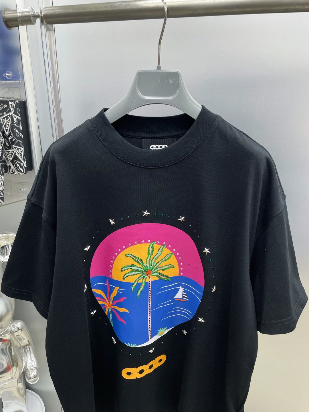 💰85 
GOODBRAND GOOD 25ss新款椰树🌴五角星⭐️ 彩色钉珠立体LOGO字母印花时尚短袖T恤 HH
男女同款
白色 黑色
码数：S M L XL