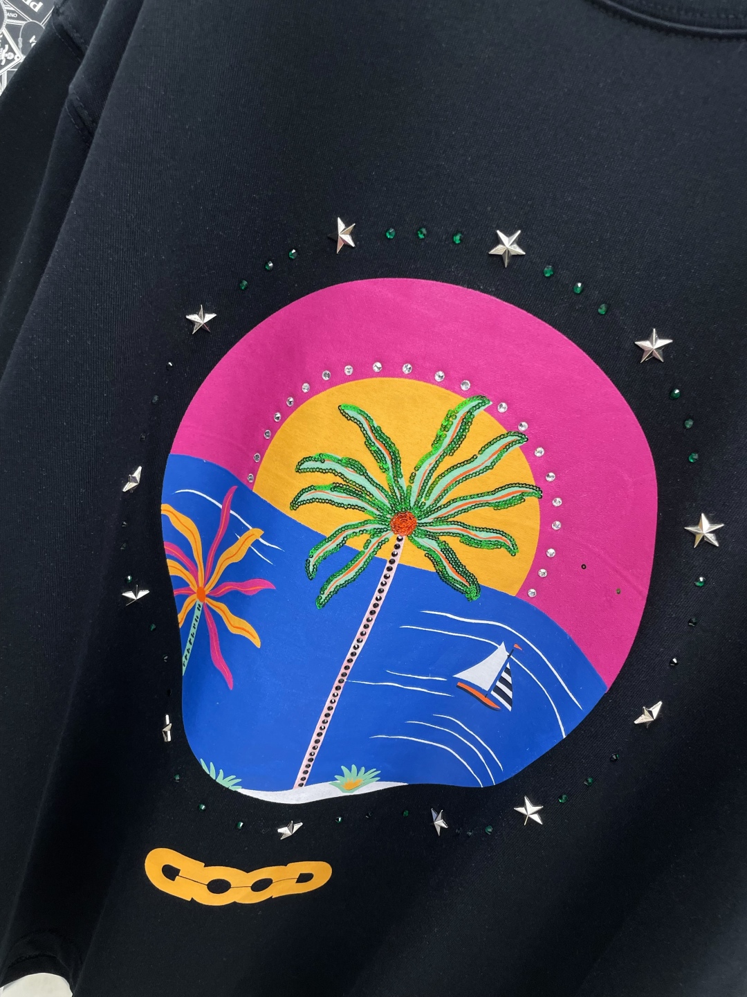 💰85 
GOODBRAND GOOD 25ss新款椰树🌴五角星⭐️ 彩色钉珠立体LOGO字母印花时尚短袖T恤 HH
男女同款
白色 黑色
码数：S M L XL